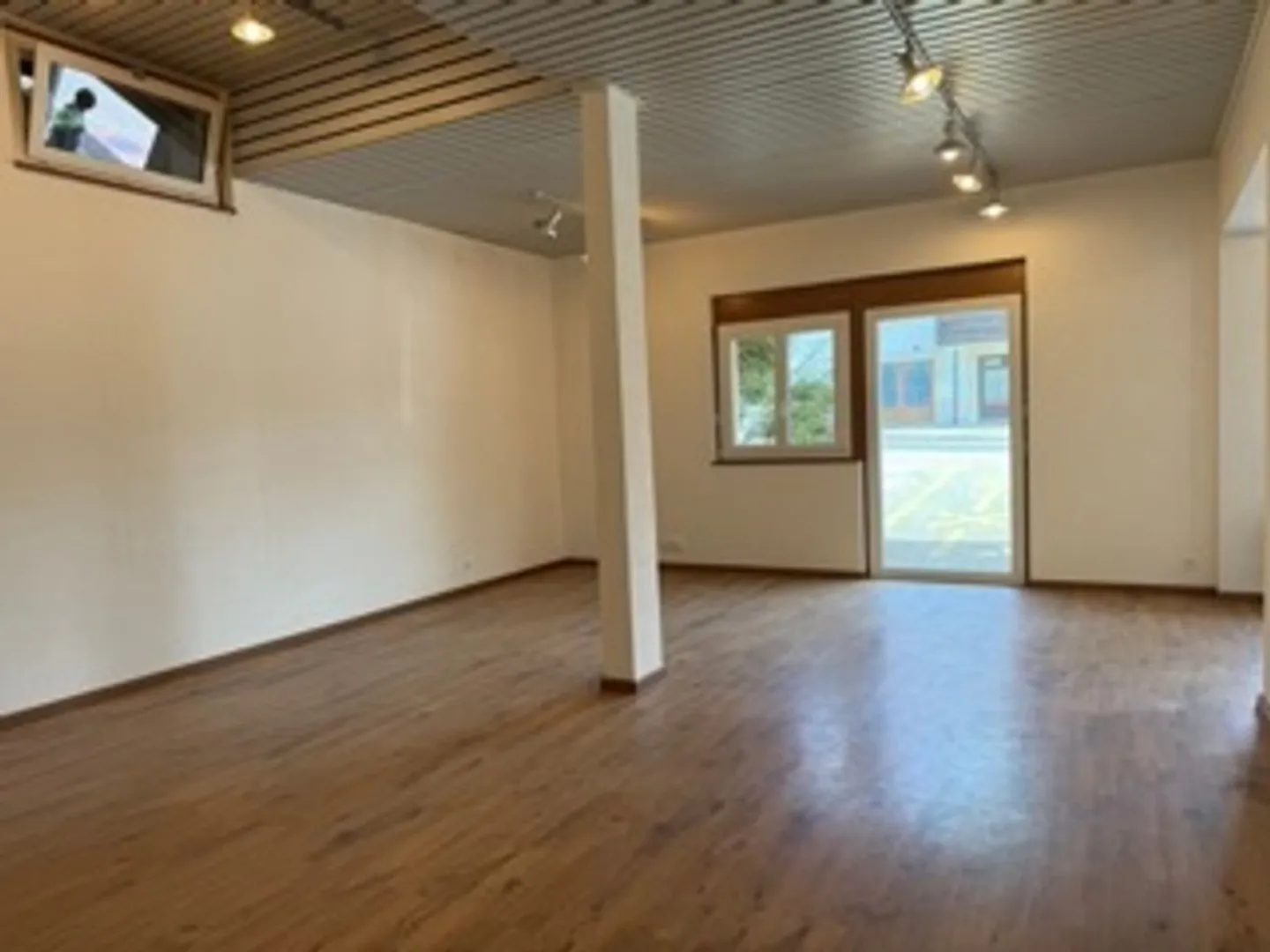 Local commercial polyvalent de 122m2 avec sous-sol et parkings - Photo 4 sur 13