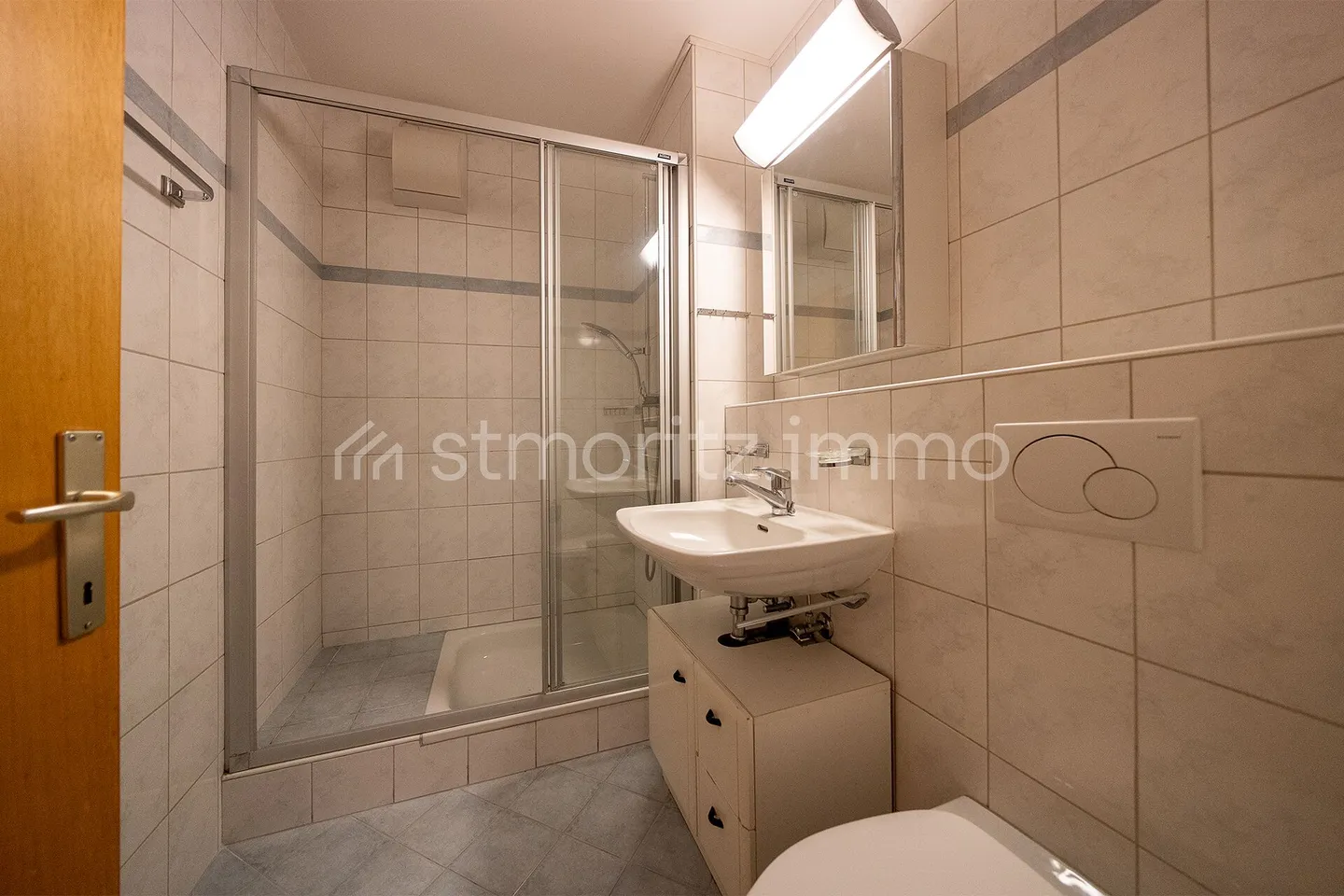 Holiday Apartment with Balcony and Exceptional Potential in the Heart of St. Moritz Bad - Photo 10 of 11