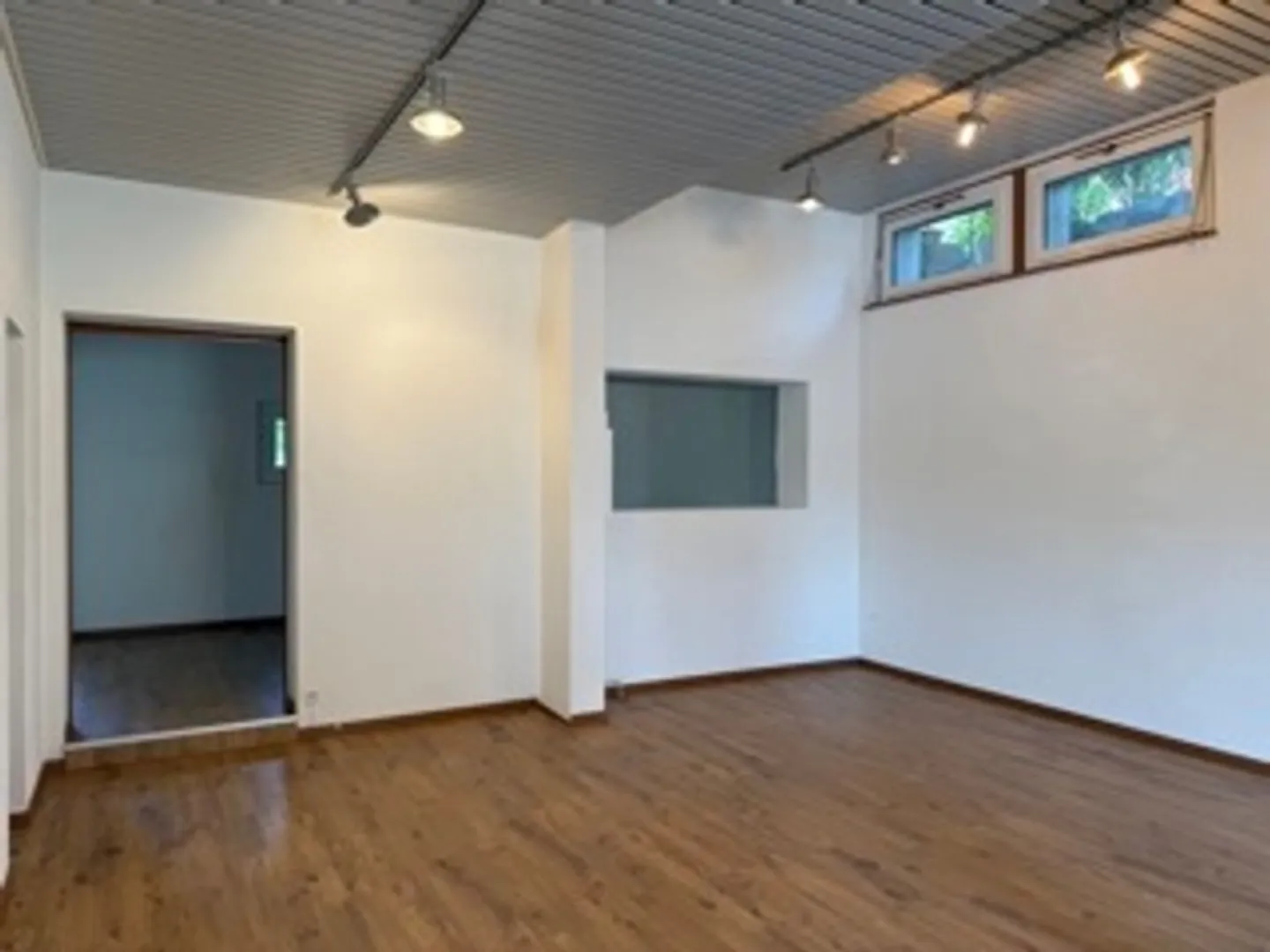 Local commercial polyvalent de 122m2 avec sous-sol et parkings - Photo 5 sur 13