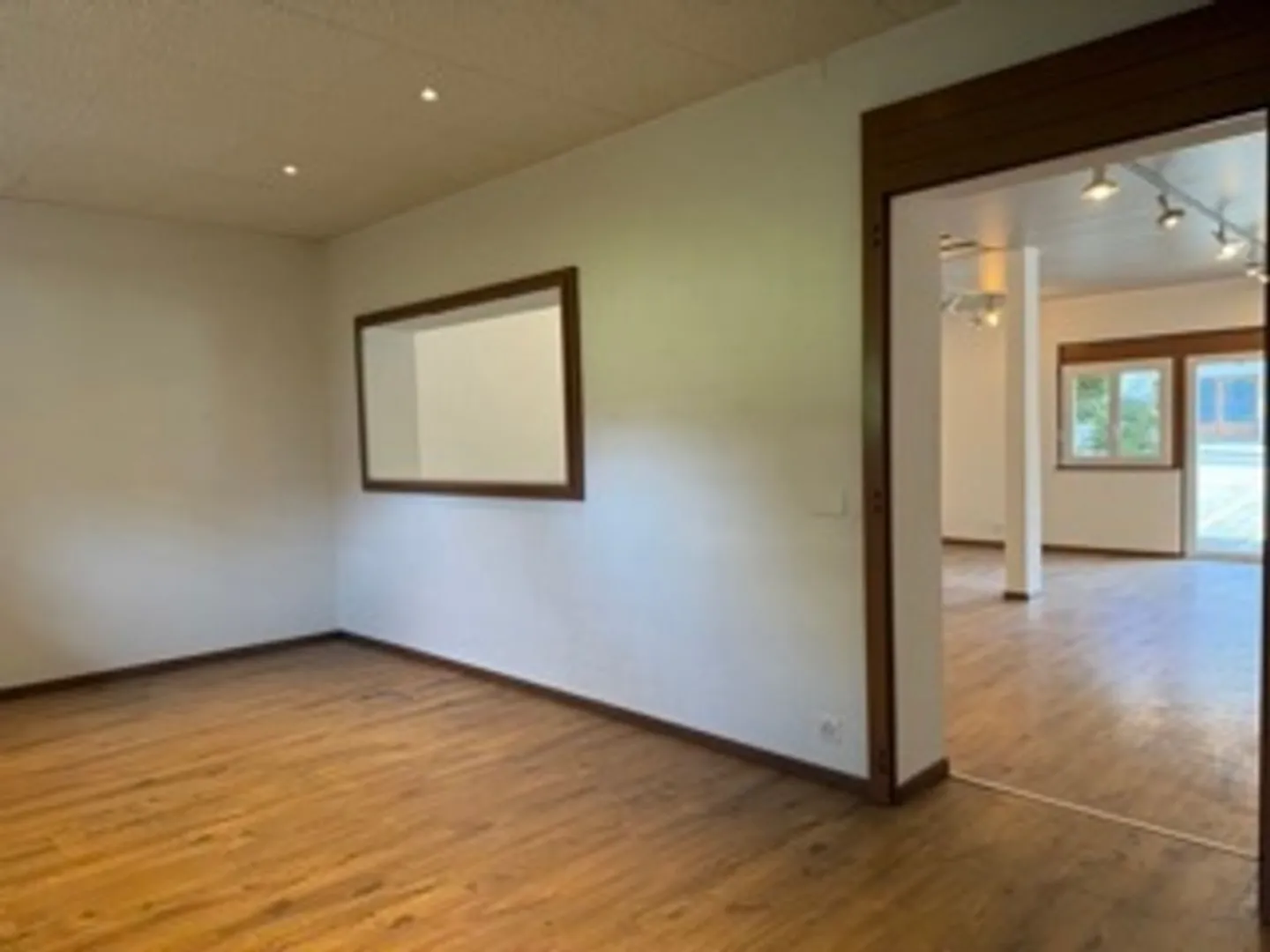 Local commercial polyvalent de 122m2 avec sous-sol et parkings - Photo 6 sur 13