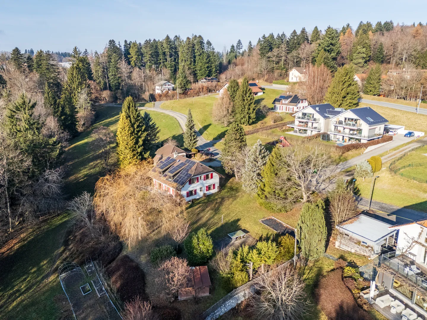 Spacious family home with large building plot - Photo 14 of 15