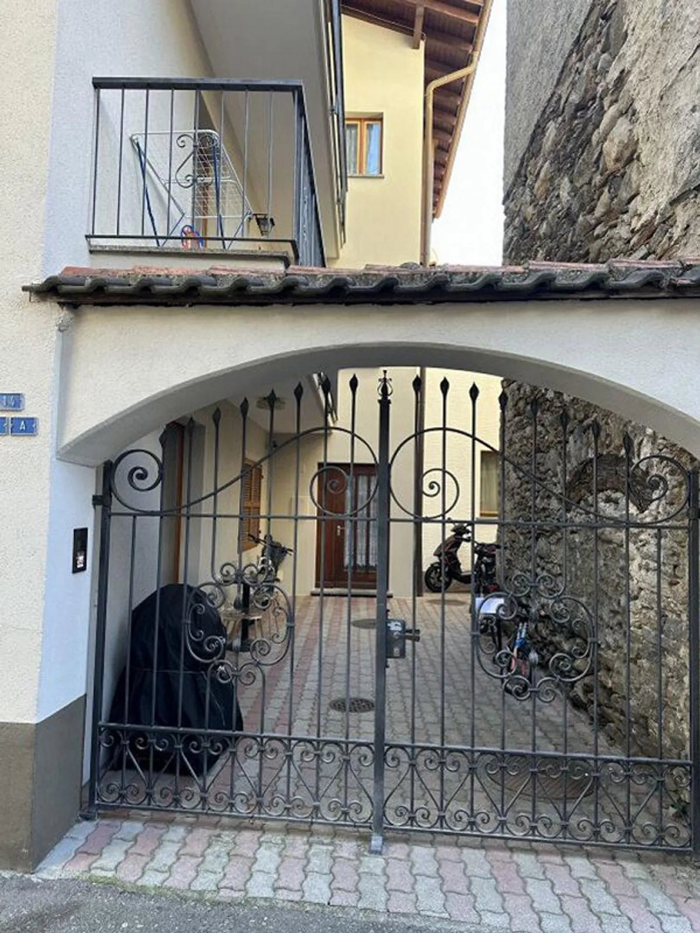 Mehrfamilienhaus mit zwei Wohnungen, ein Duplex und eigenständigem ... - Foto 1 di 13