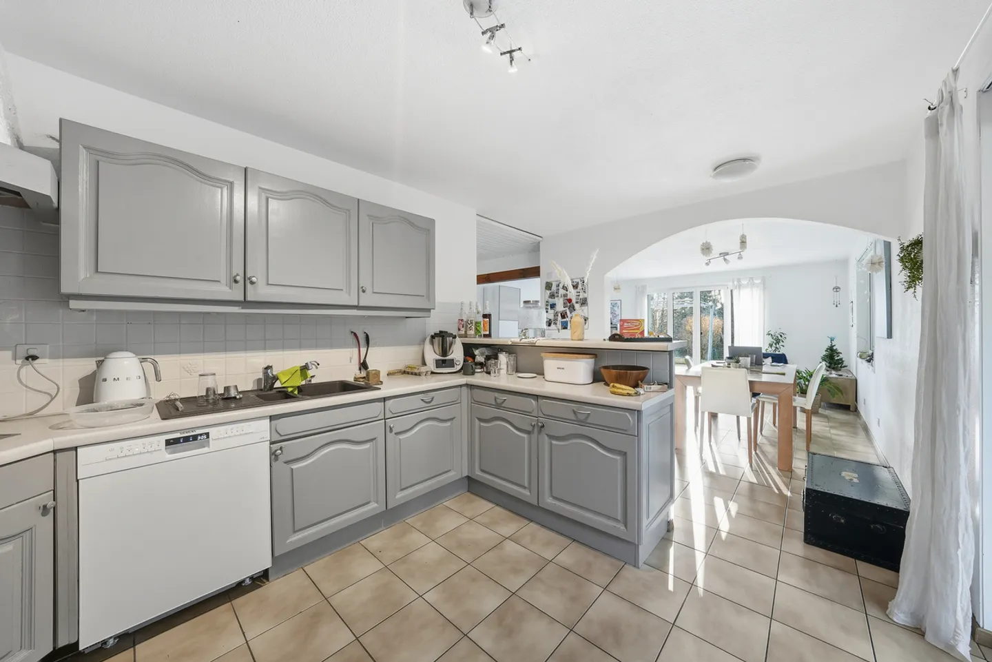 Spacious family home with large building plot - Photo 5 of 15