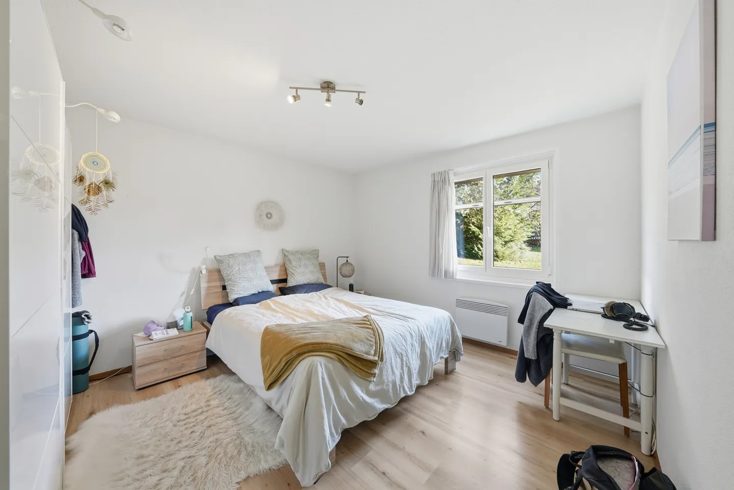 Spacious family home with large building plot - Photo 7 of 15