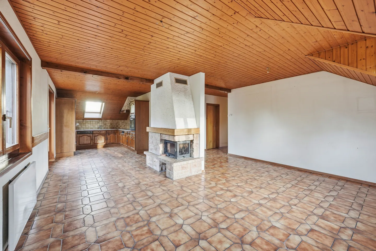 Spacious family home with large building plot - Photo 9 of 15