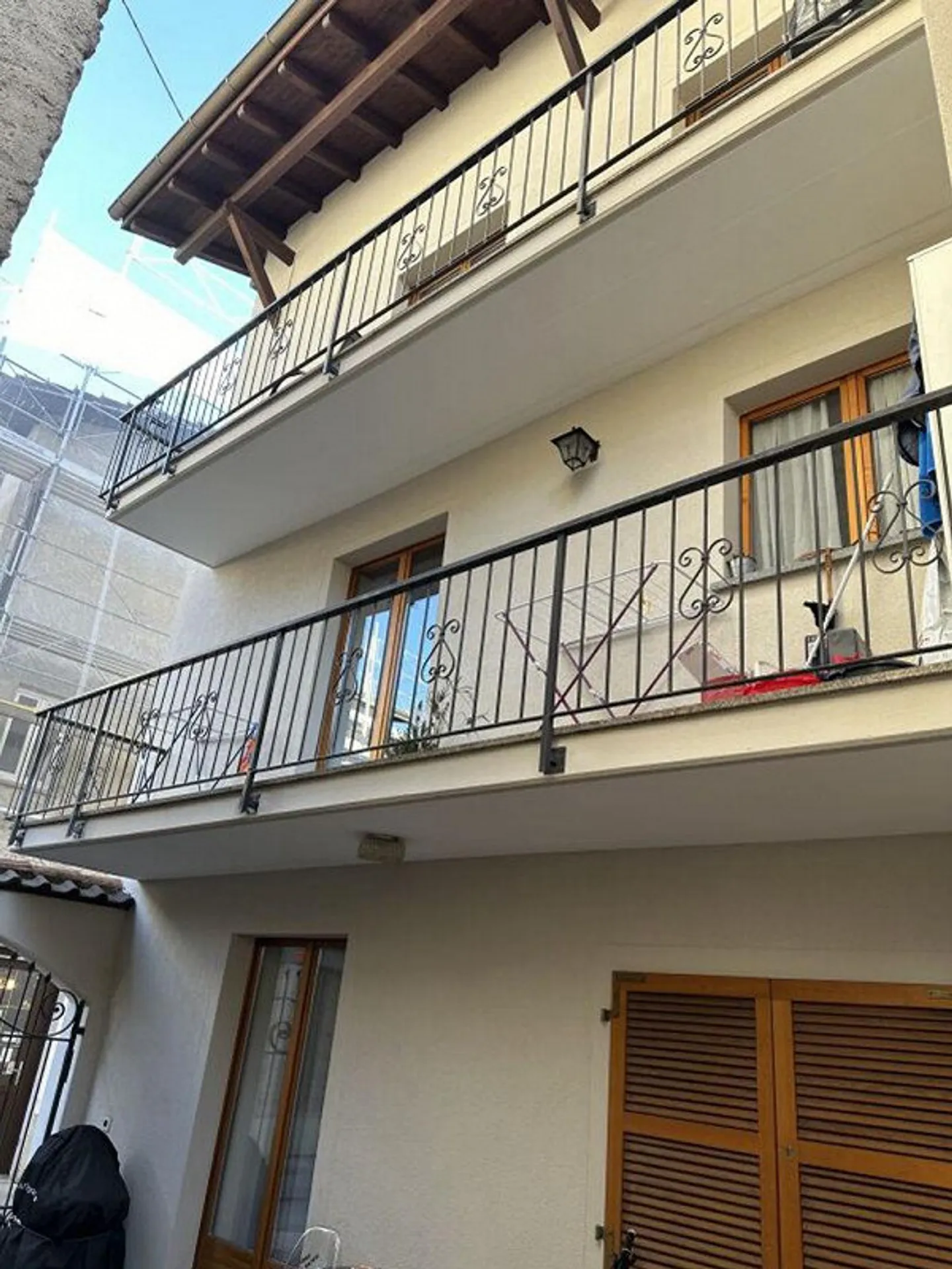 Mehrfamilienhaus mit zwei Wohnungen, ein Duplex und eigenständigem ... - Foto 4 di 13
