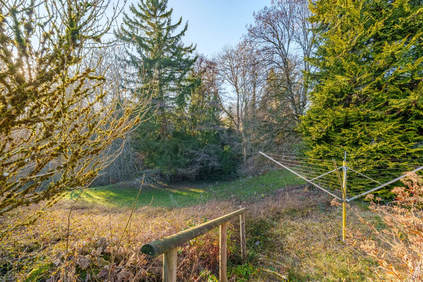 Spacious family home with large building plot - Photo 15 of 15