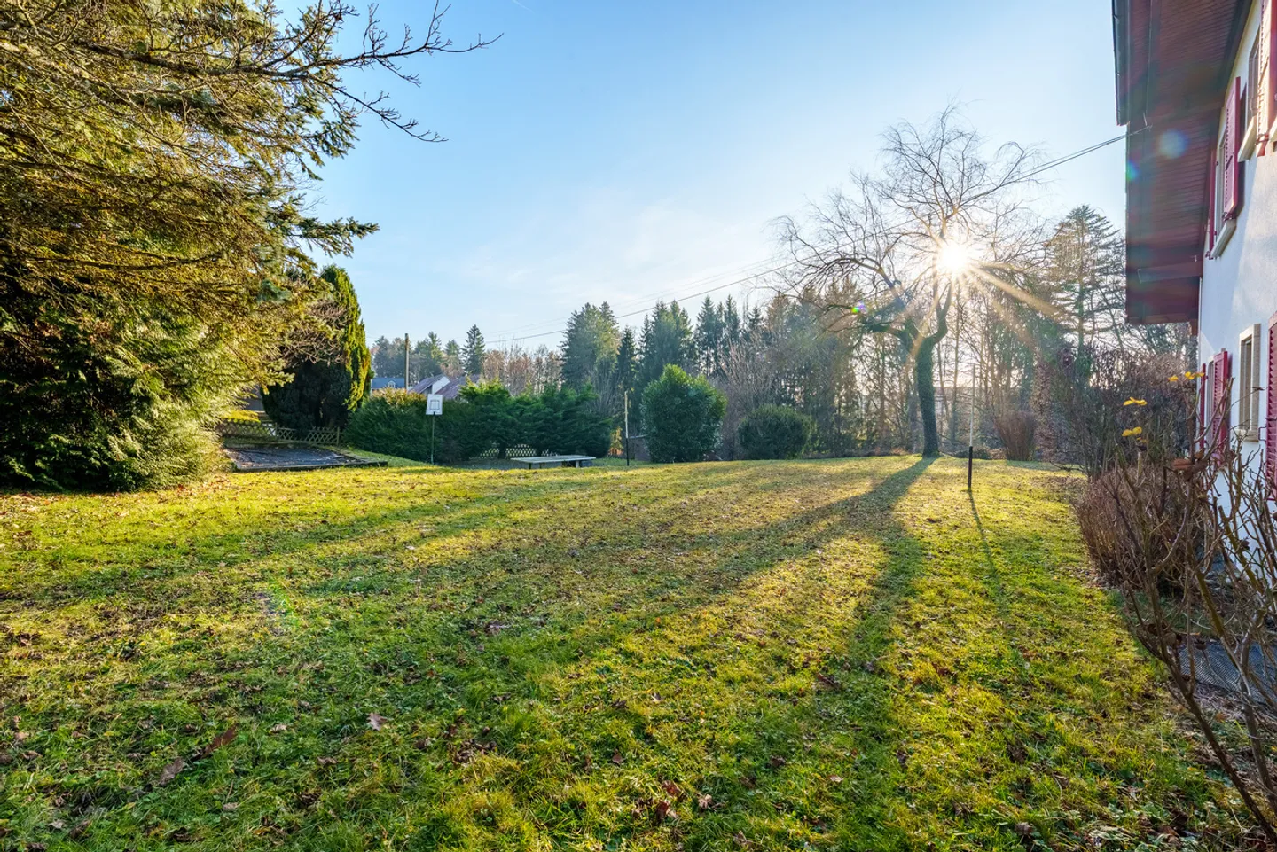 Spacious family home with large building plot - Photo 12 of 15