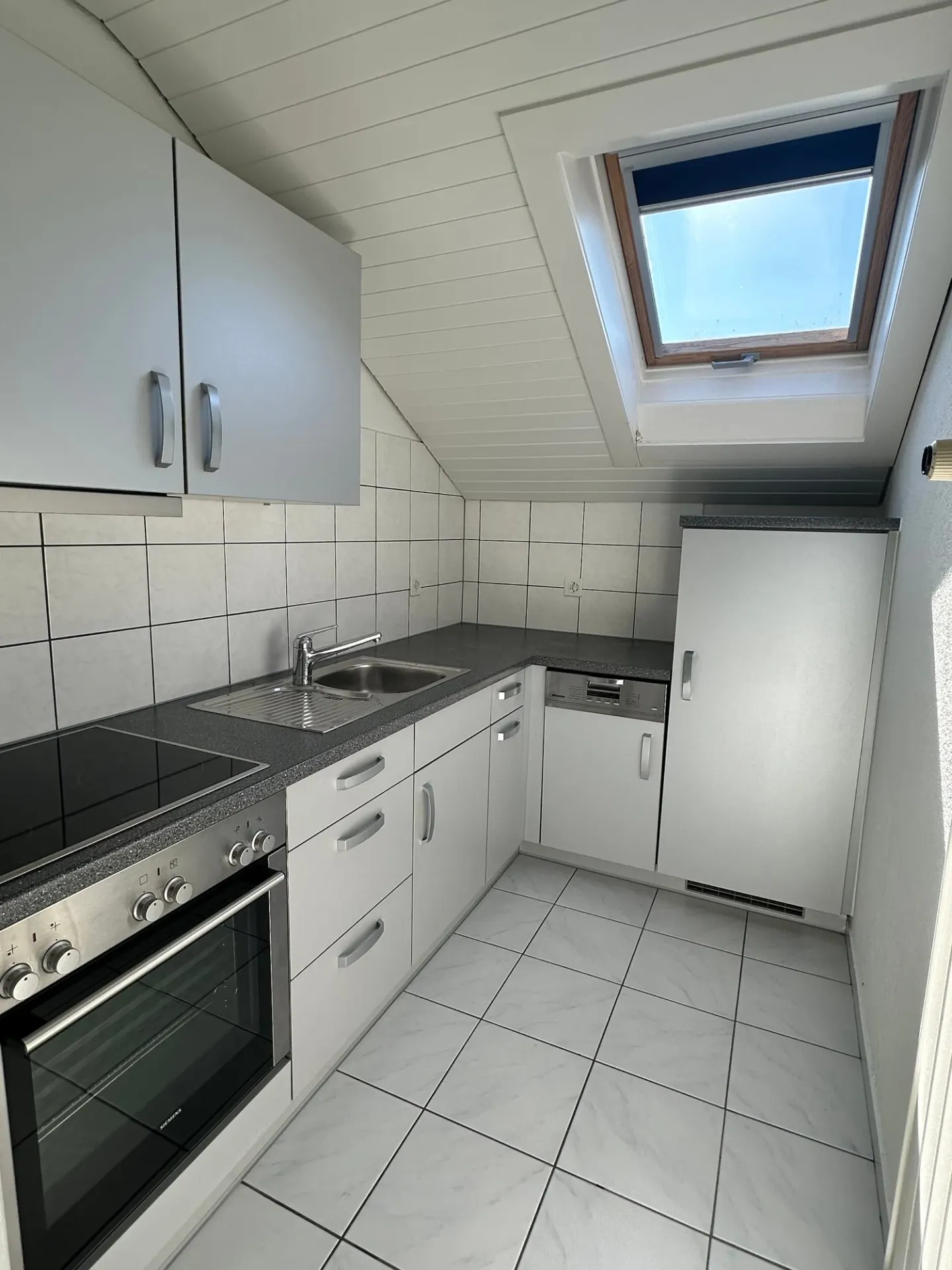 Ampio appartamento mansardato di 3,5 stanze - Foto 1 di 11
