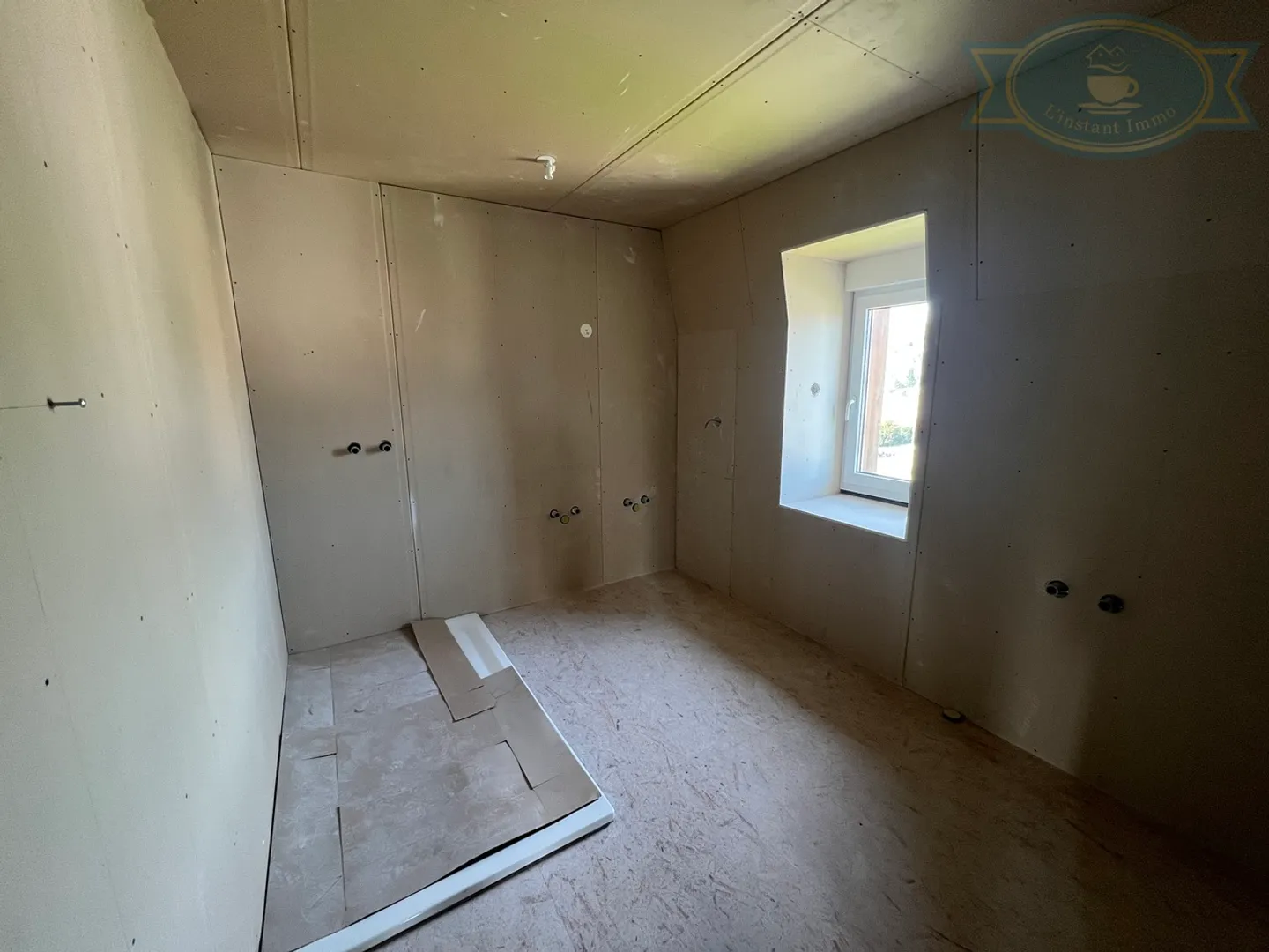 Penthouse with Customization Potential - Photo 6 of 9