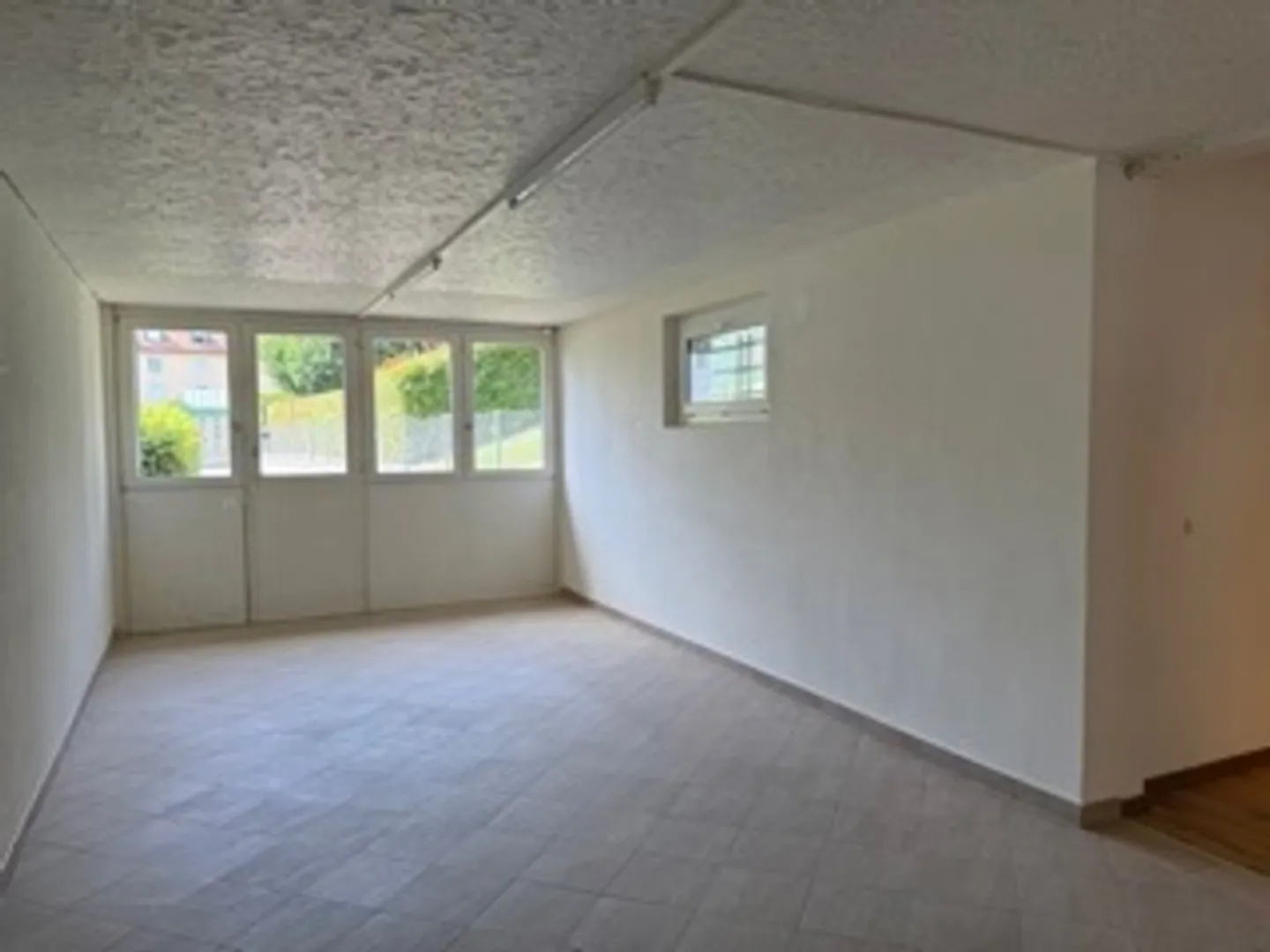 Local commercial polyvalent de 122m2 avec sous-sol et parkings - Photo 10 sur 13