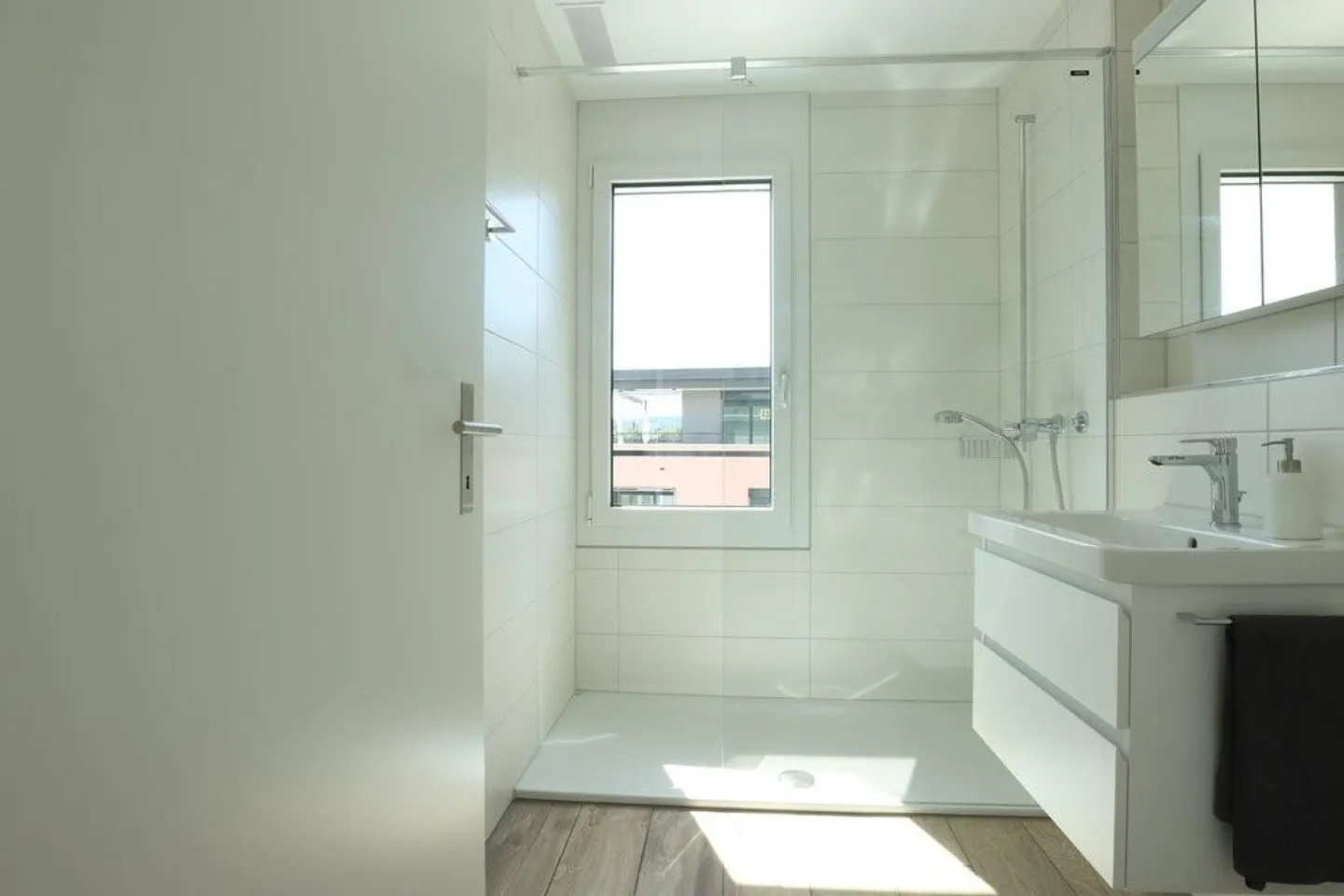 Moderno appartamento attico di 2,5 stanze a Liestal con grande terrazza - Foto 7 di 9