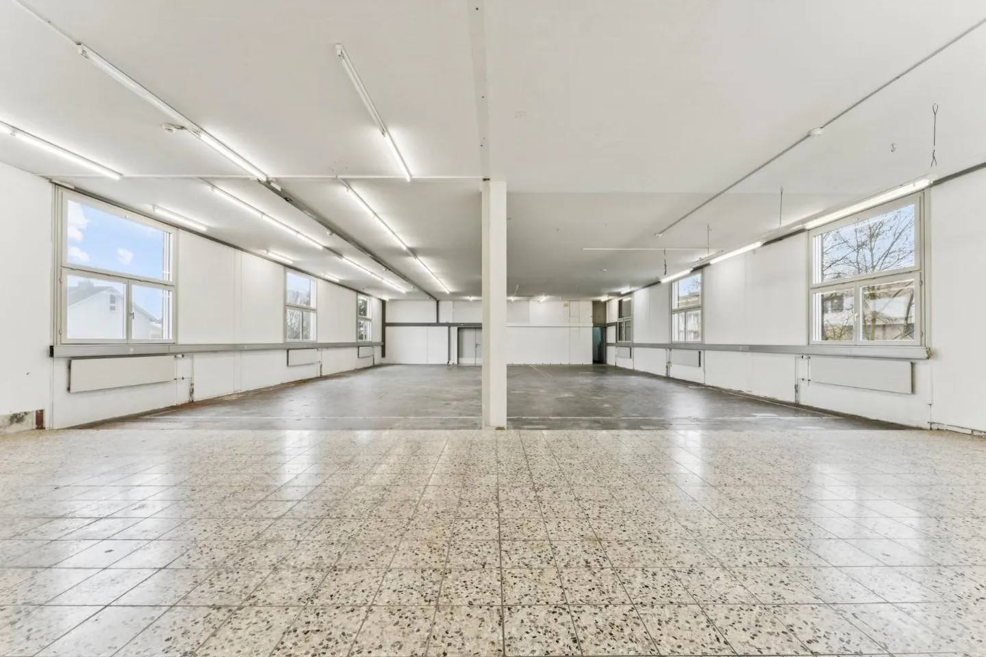 Espace commercial spacieux - Photo 2 sur 7