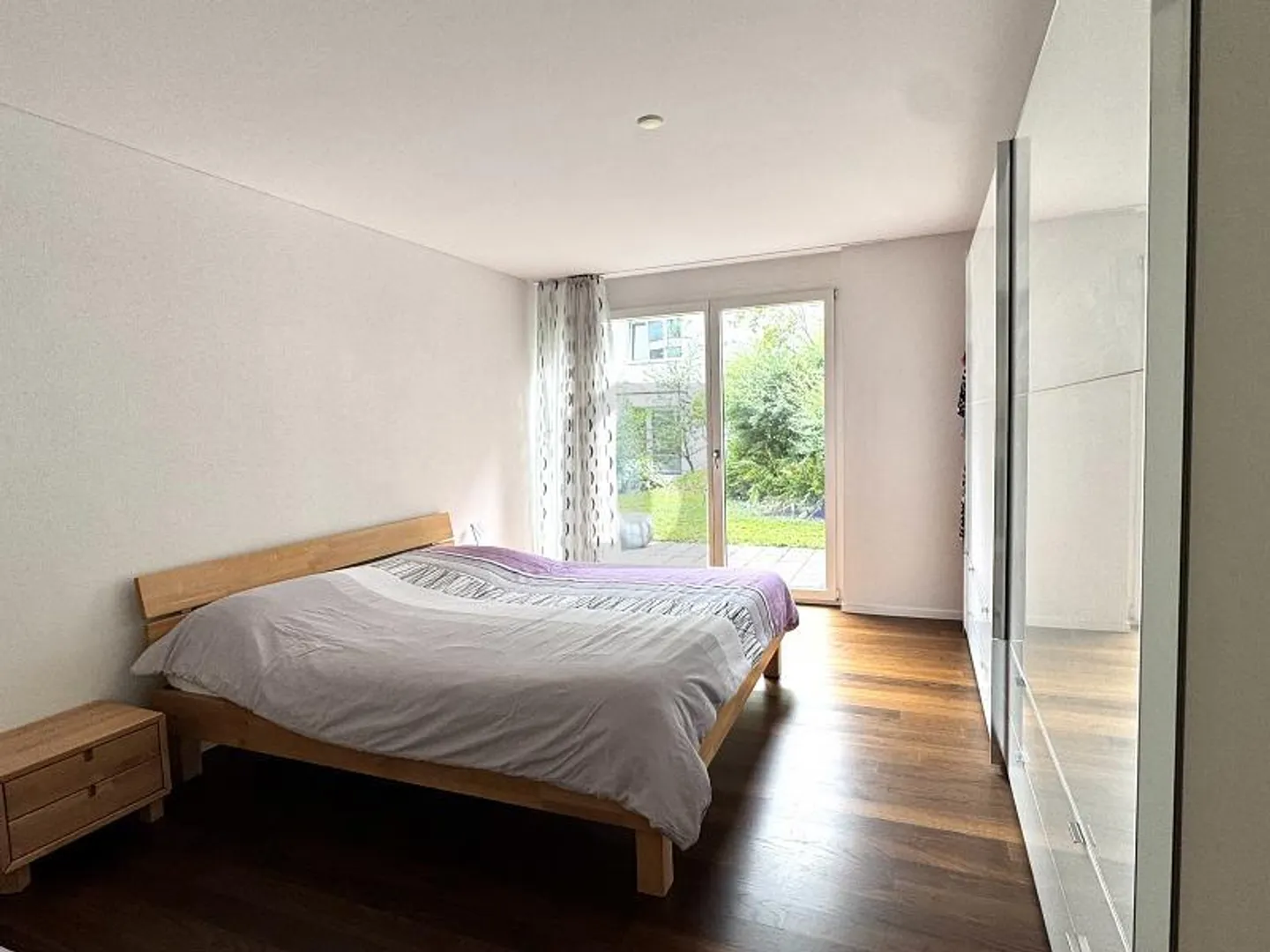 MODERN AND FURNISHED IN A PRIME LOCATION - Photo 3 of 6