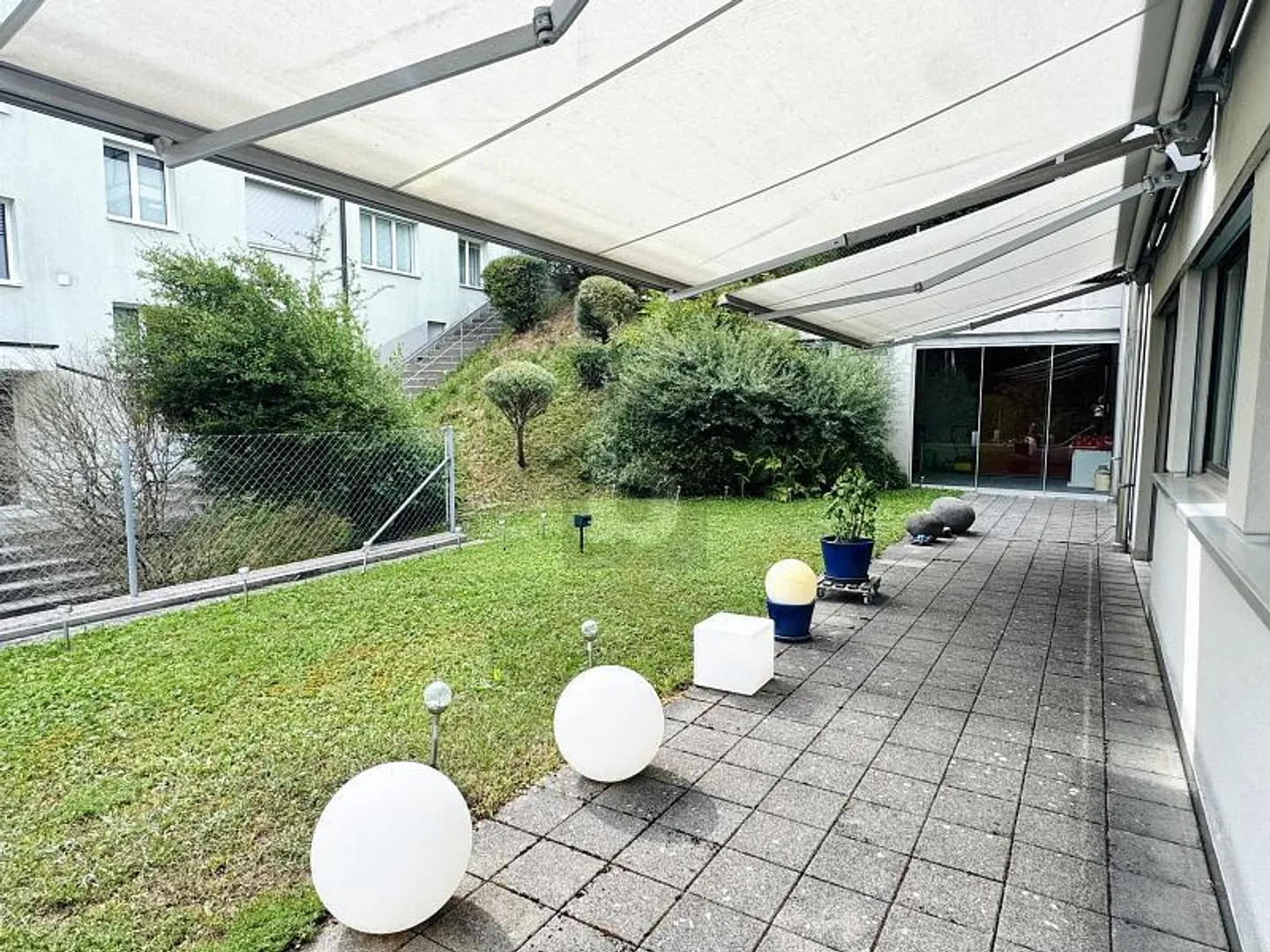 MODERN AND FURNISHED IN A PRIME LOCATION - Photo 4 of 6