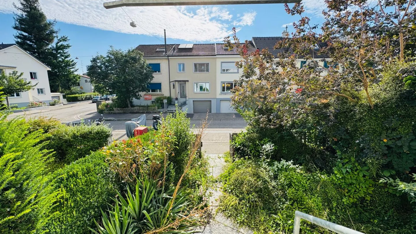Affascinante casa a schiera di 5,5 stanze con giardino nel quartiere Neubad - con grande potenziale - Foto 16 di 17