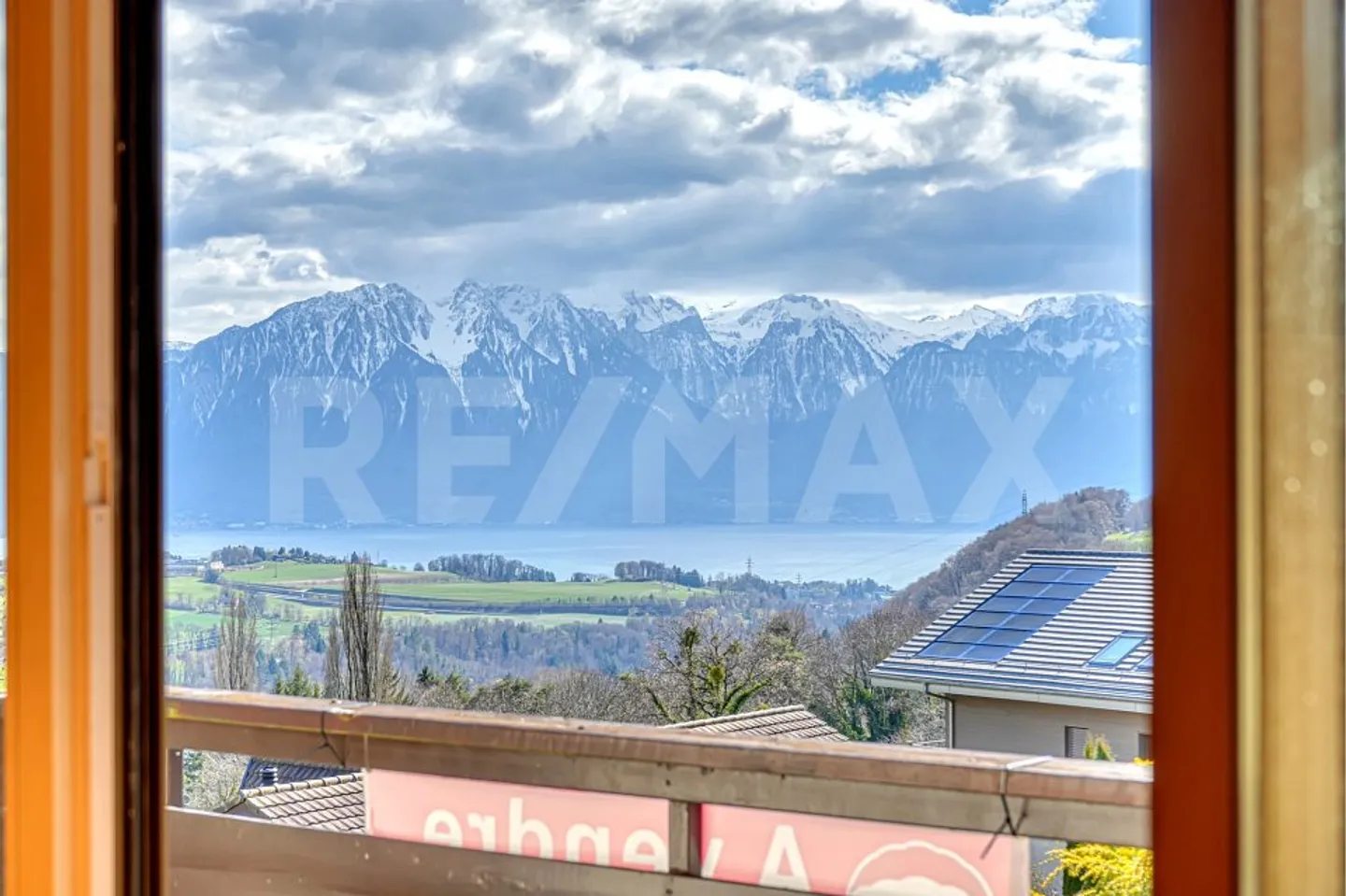 Superbe villa avec vue panoramique sur le lac et les Alpes – Située... - Photo 3 of 10