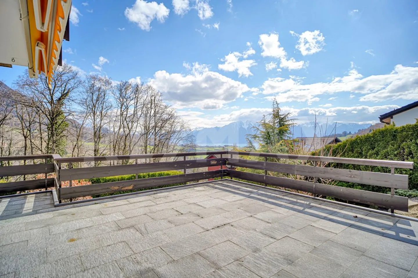 Superbe villa avec vue panoramique sur le lac et les Alpes – Située... - Photo 4 of 10