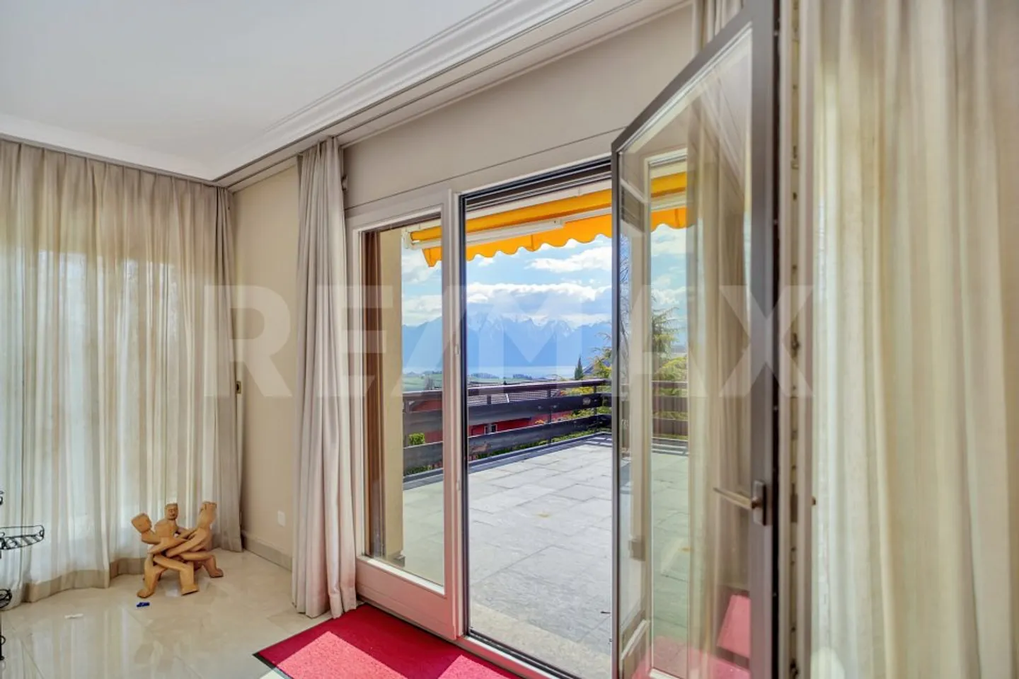 Superbe villa avec vue panoramique sur le lac et les Alpes – Située... - Photo 5 of 10