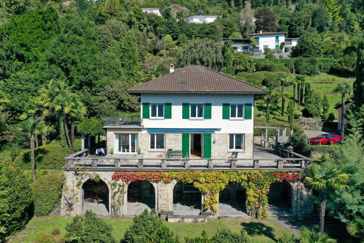 Large villa with stunning lake views for those who love to enjoy life - Photo 1 of 30