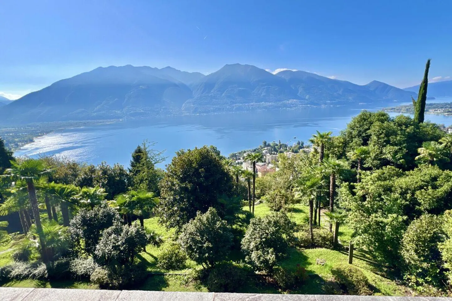 Large villa with stunning lake views for those who love to enjoy life - Photo 2 of 30