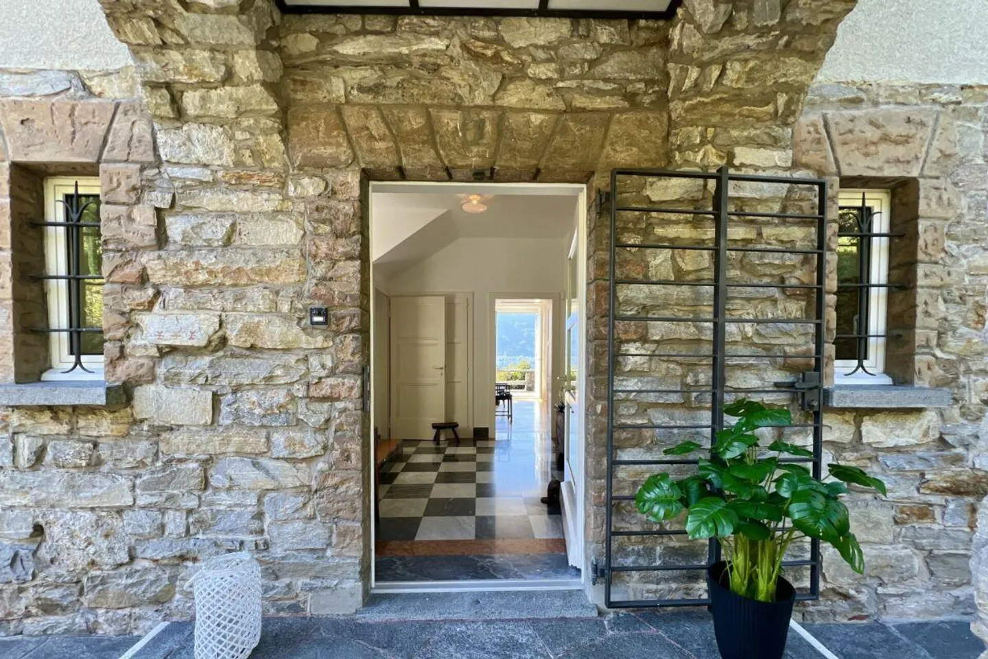 Large villa with stunning lake views for those who love to enjoy life - Photo 3 of 30