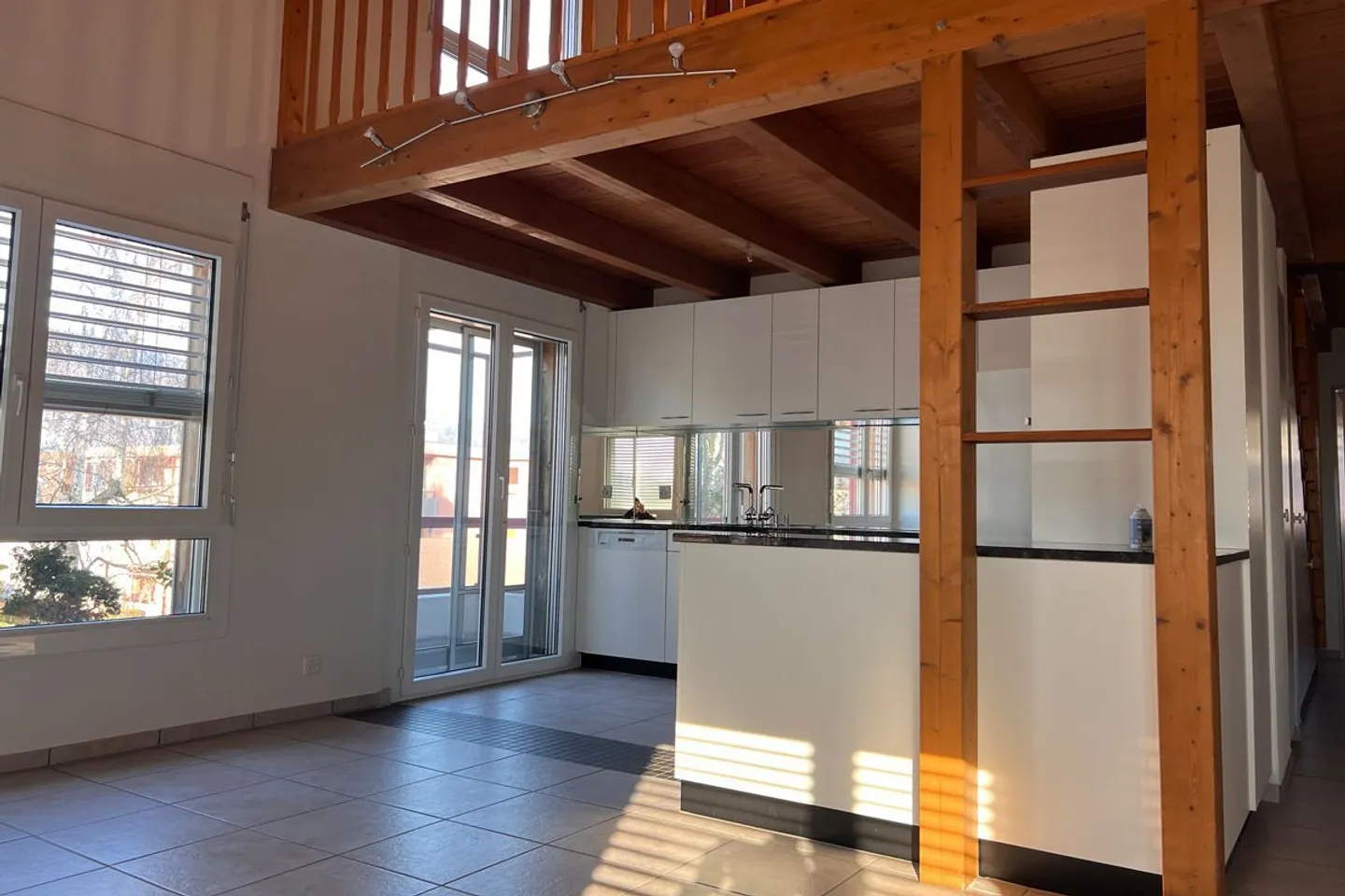 Spacious 4.5-room gallery apartment with partial lake view - Photo 2 of 13