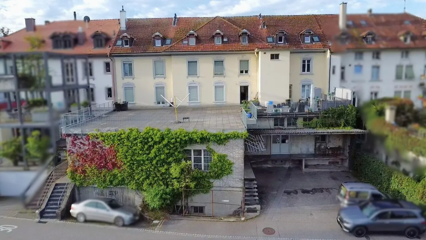 5.05% Nettorendite! Vollvermietetes Mehrfamilienhaus mit Gewerbefläche! - Foto 2 von 19