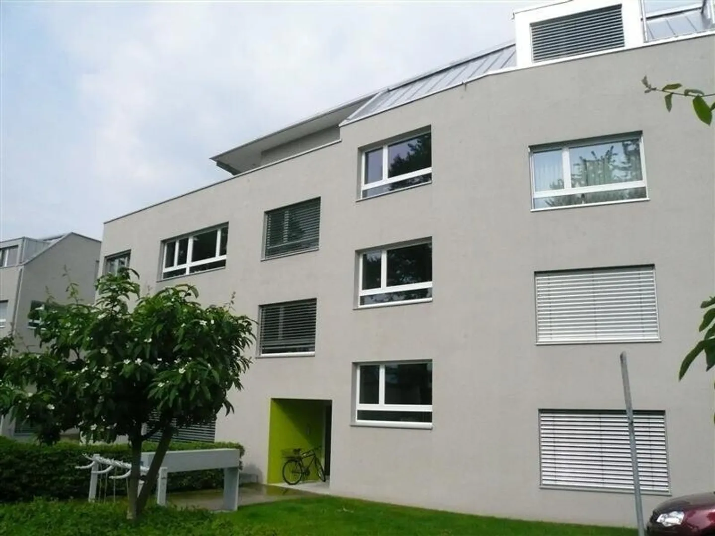 Don't leave your car outside! - Photo 2 of 2