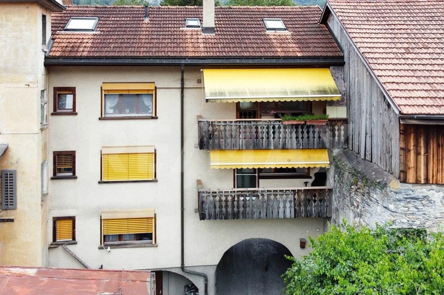 Maison multifamiliale avec cour, part de stable et remise au cœur de... - Photo 2 sur 13