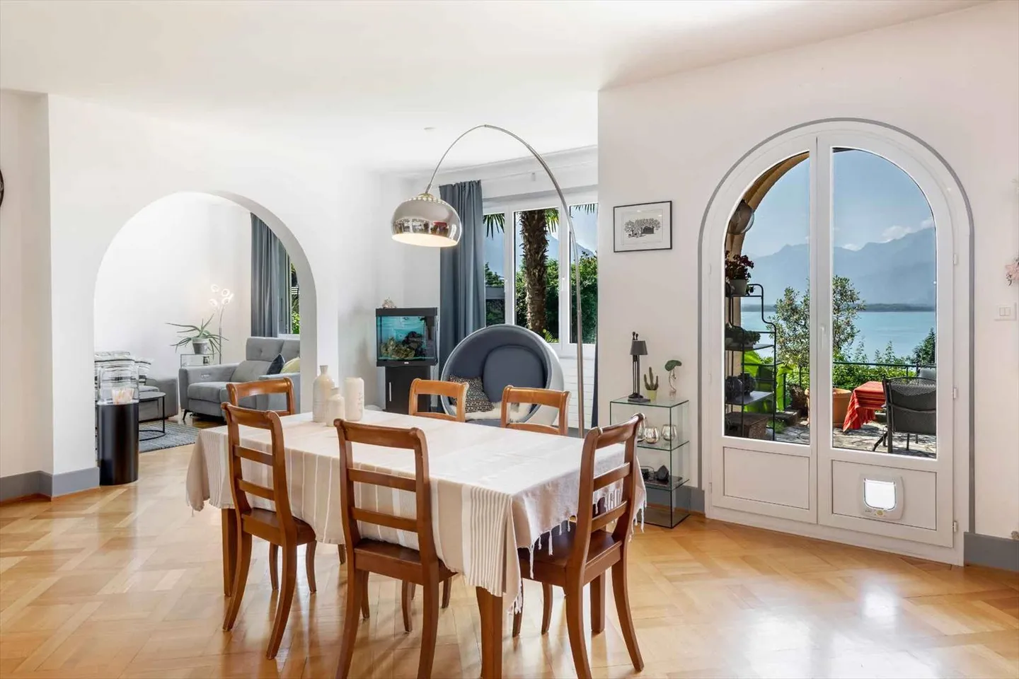 Magnifica casa con tre appartamenti e vista lago, vicino al centro città! - Foto 3 di 13