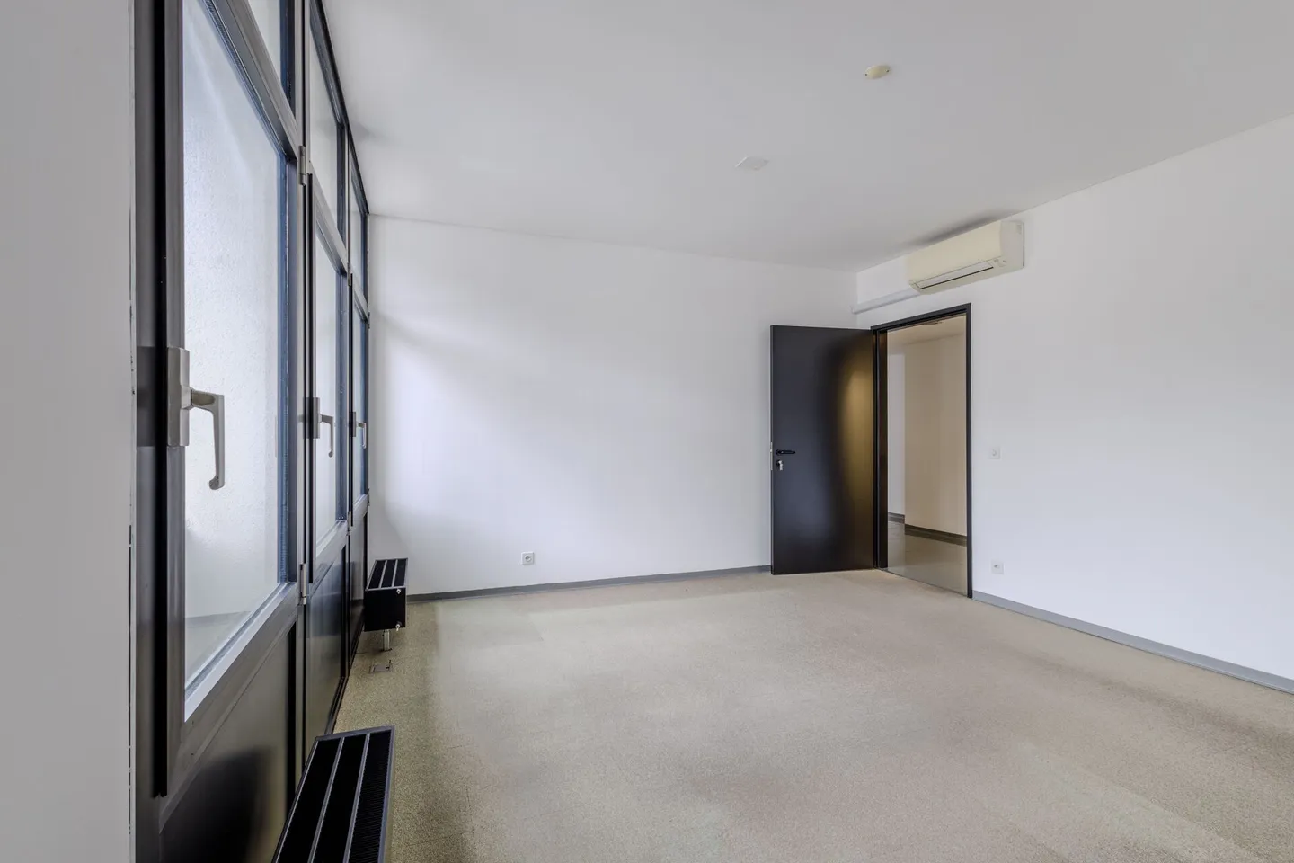 Office in the center of Chiasso opposite the FFS station - Photo 5 of 7