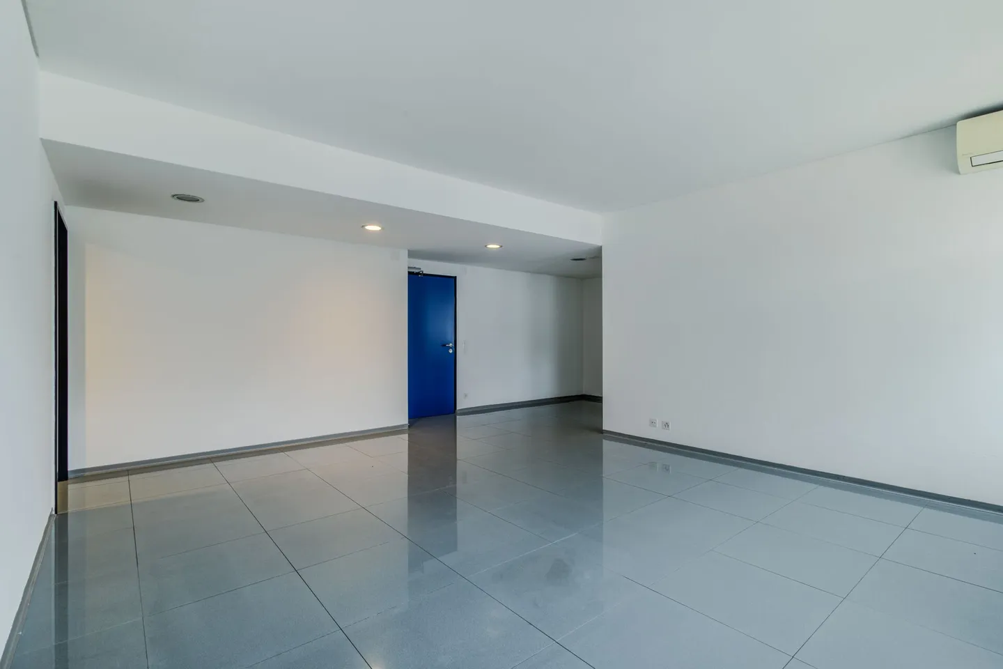 Office in the center of Chiasso opposite the FFS station - Photo 2 of 7