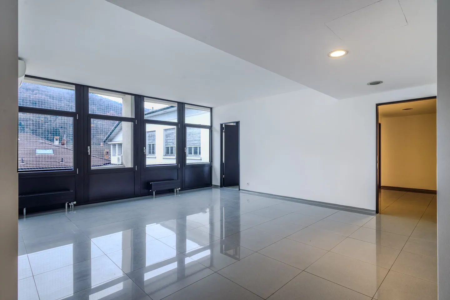 Office in the center of Chiasso opposite the FFS station - Photo 3 of 7