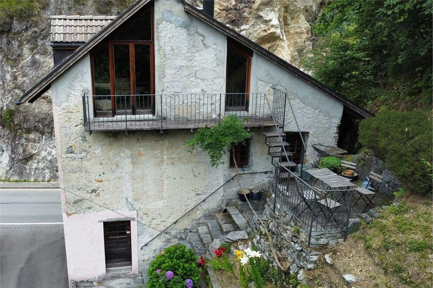 House immersed between forest and river - Photo 11 of 11