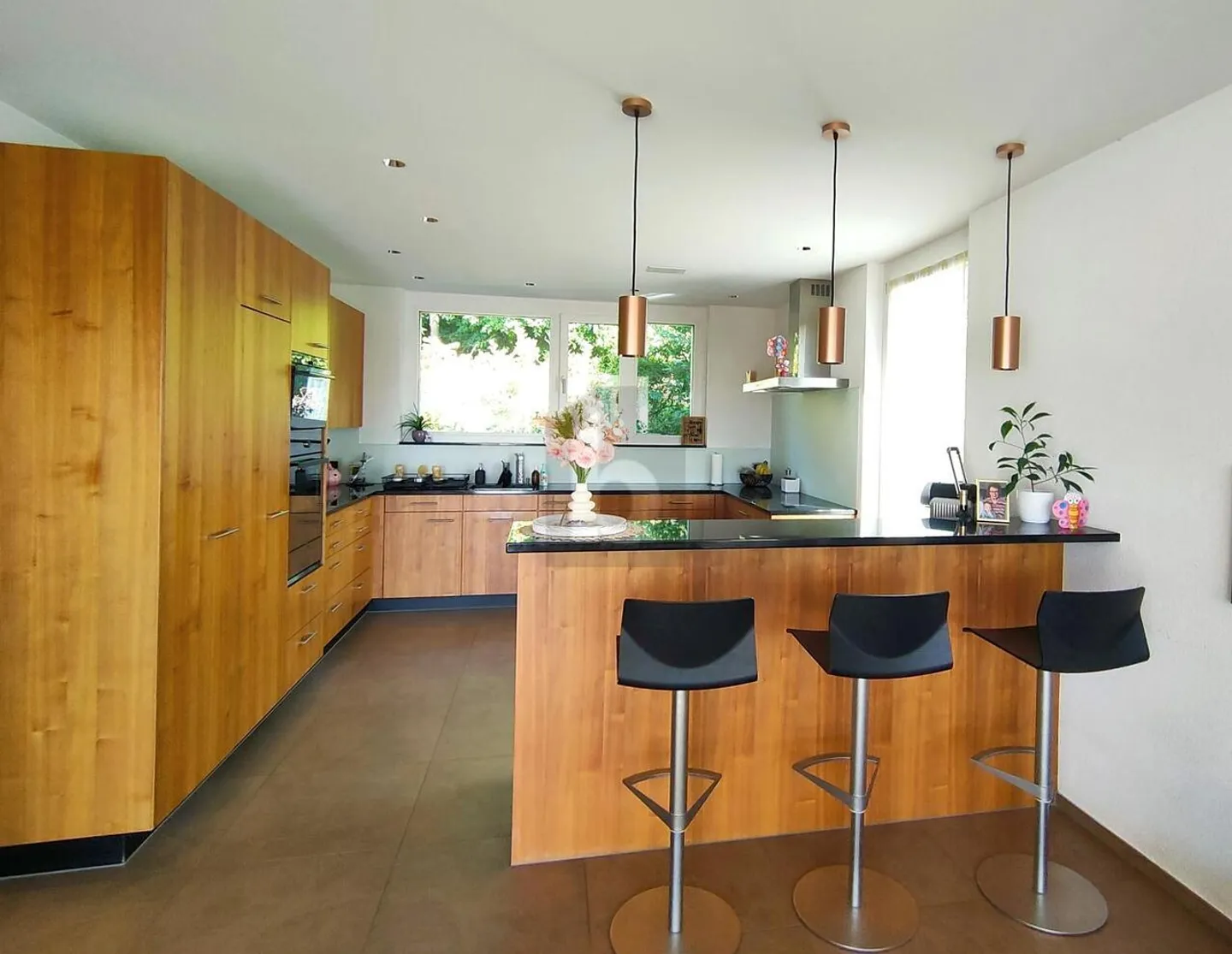 HAUT CONFORT, VUE LOIN, GARAGE POUR SIX VOITURES - Photo 4 sur 6