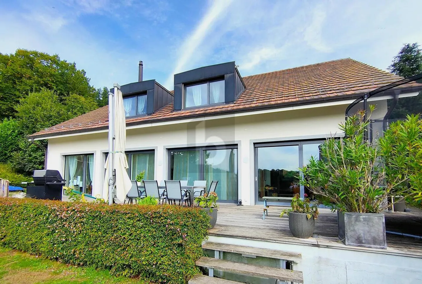 HAUT CONFORT, VUE LOIN, GARAGE POUR SIX VOITURES - Photo 2 sur 6