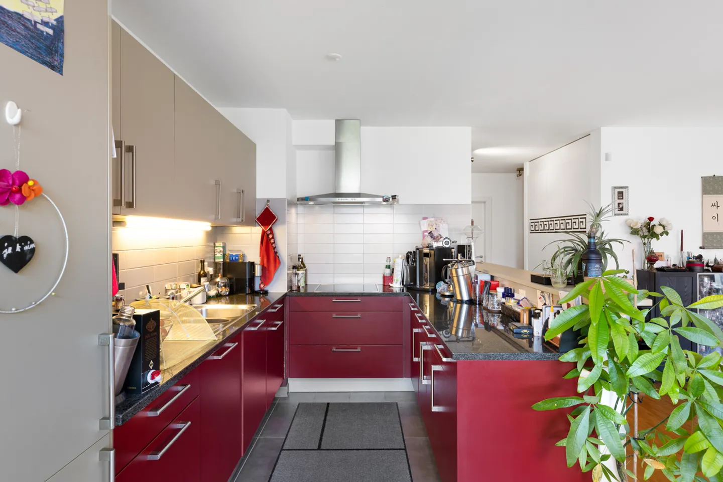 Spacious, Bright and Contemporary Duplex - Photo 4 of 11