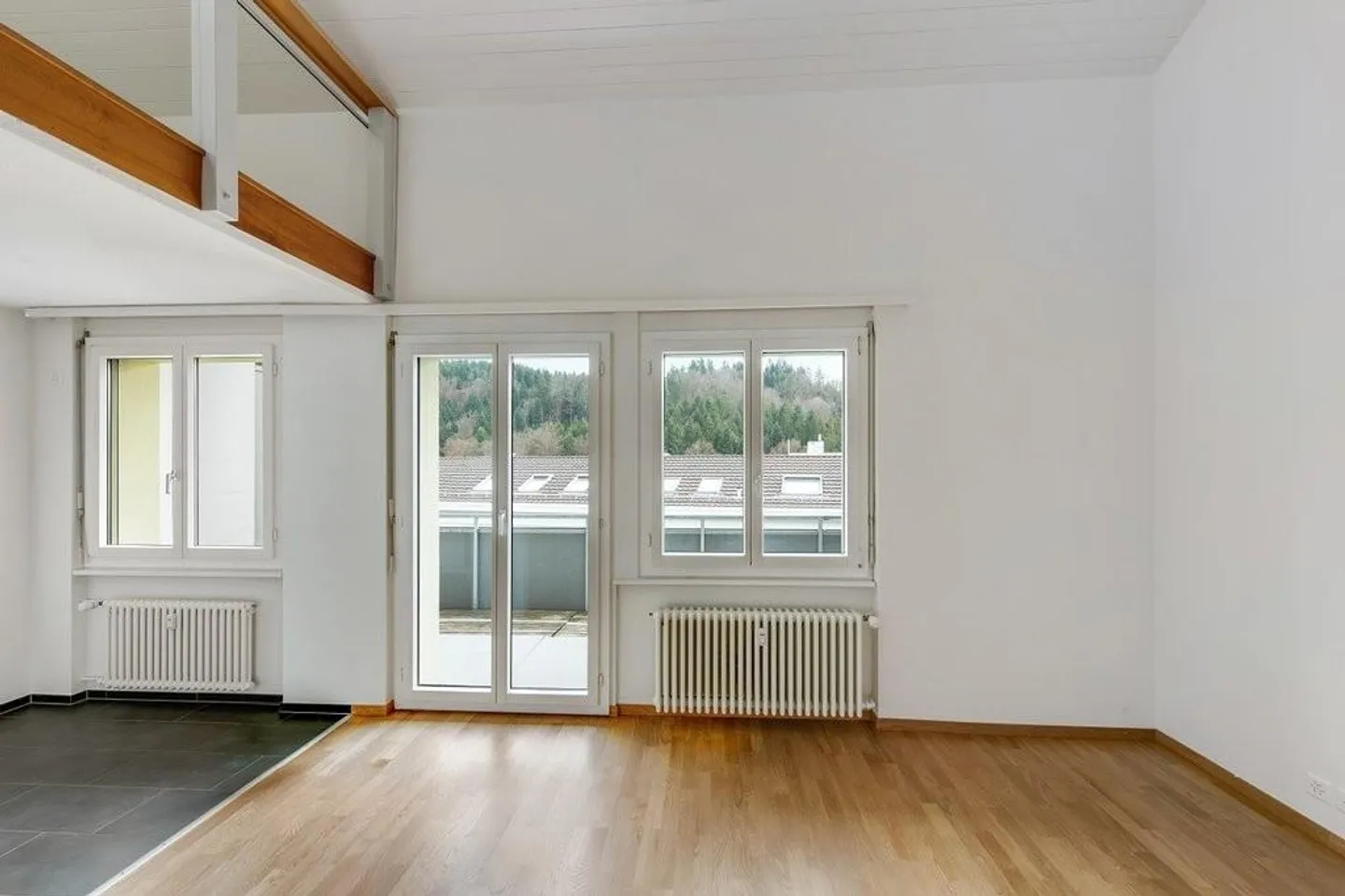 Appartement duplex moderne avec vue - Photo 3 sur 12