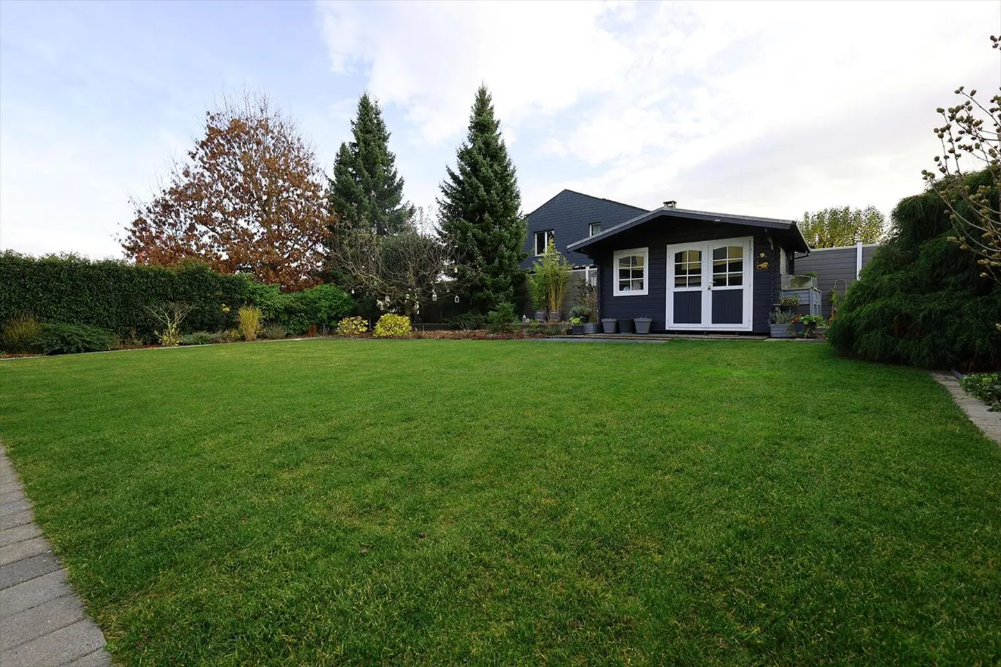 Geräumige 6-Zimmer-Villa mit klassischer Architektur - Foto 5 von 13