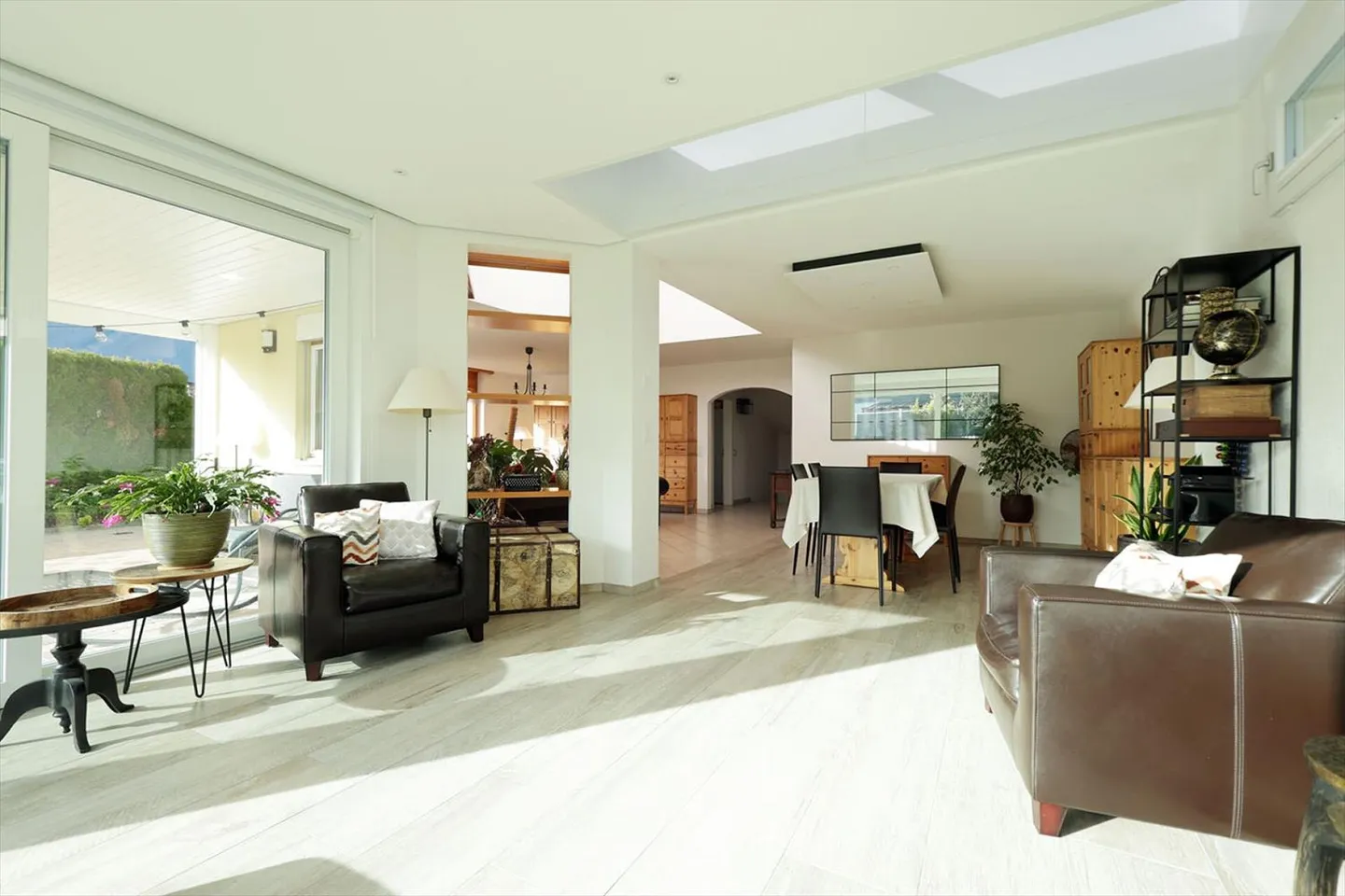 Geräumige 6-Zimmer-Villa mit klassischer Architektur - Foto 6 von 13