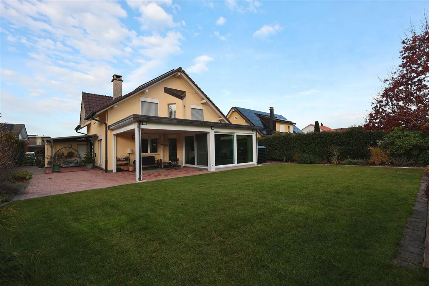 Geräumige 6-Zimmer-Villa mit klassischer Architektur - Foto 1 von 13