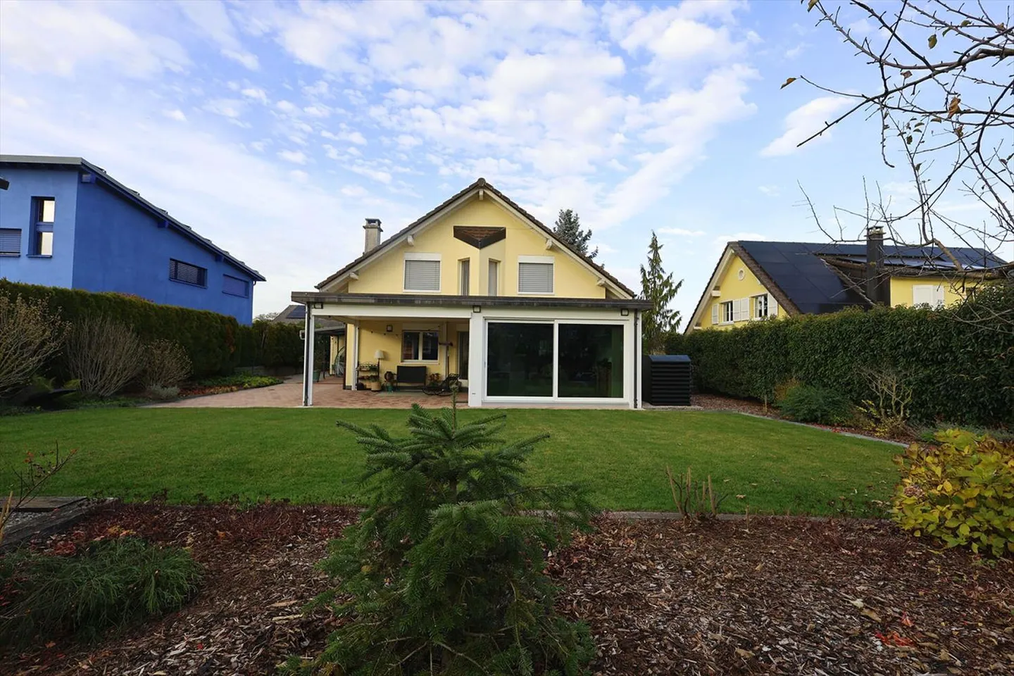 Geräumige 6-Zimmer-Villa mit klassischer Architektur - Foto 2 von 13