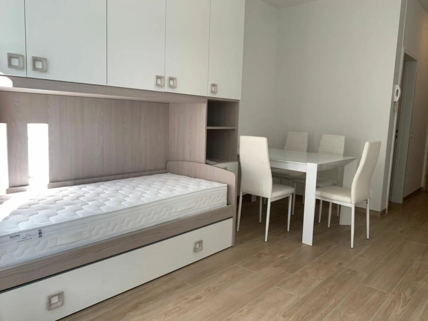 Luminoso monolocale arredato vicino EOC - Foto 1 di 8