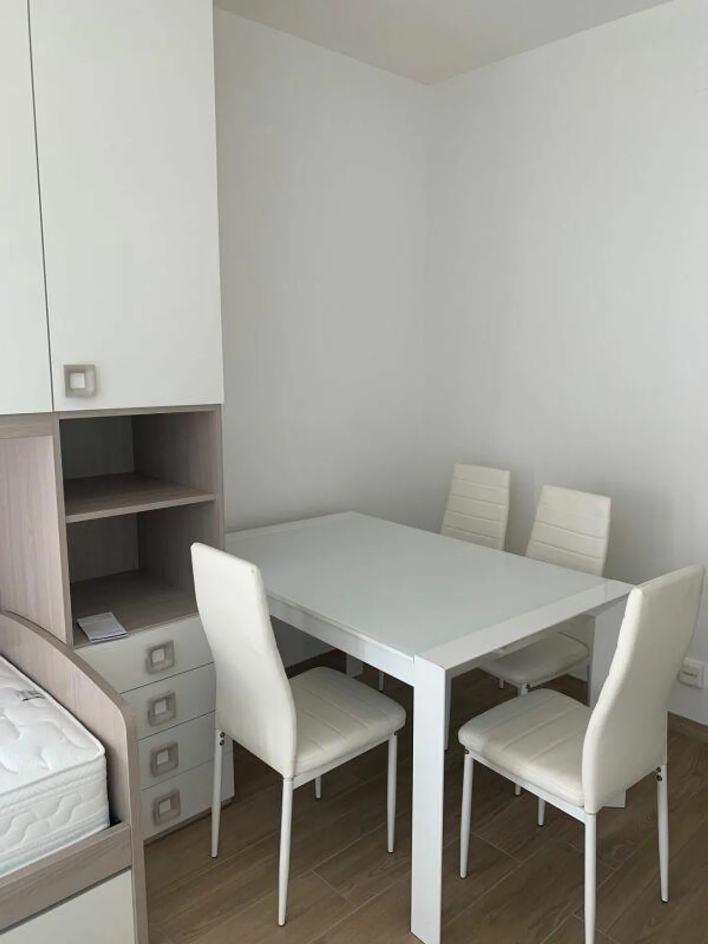 Luminoso monolocale arredato vicino EOC - Foto 2 di 8