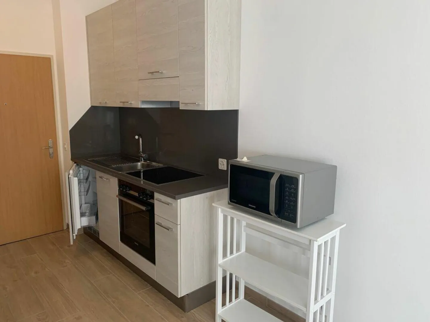 Luminoso monolocale arredato vicino EOC - Foto 4 di 8