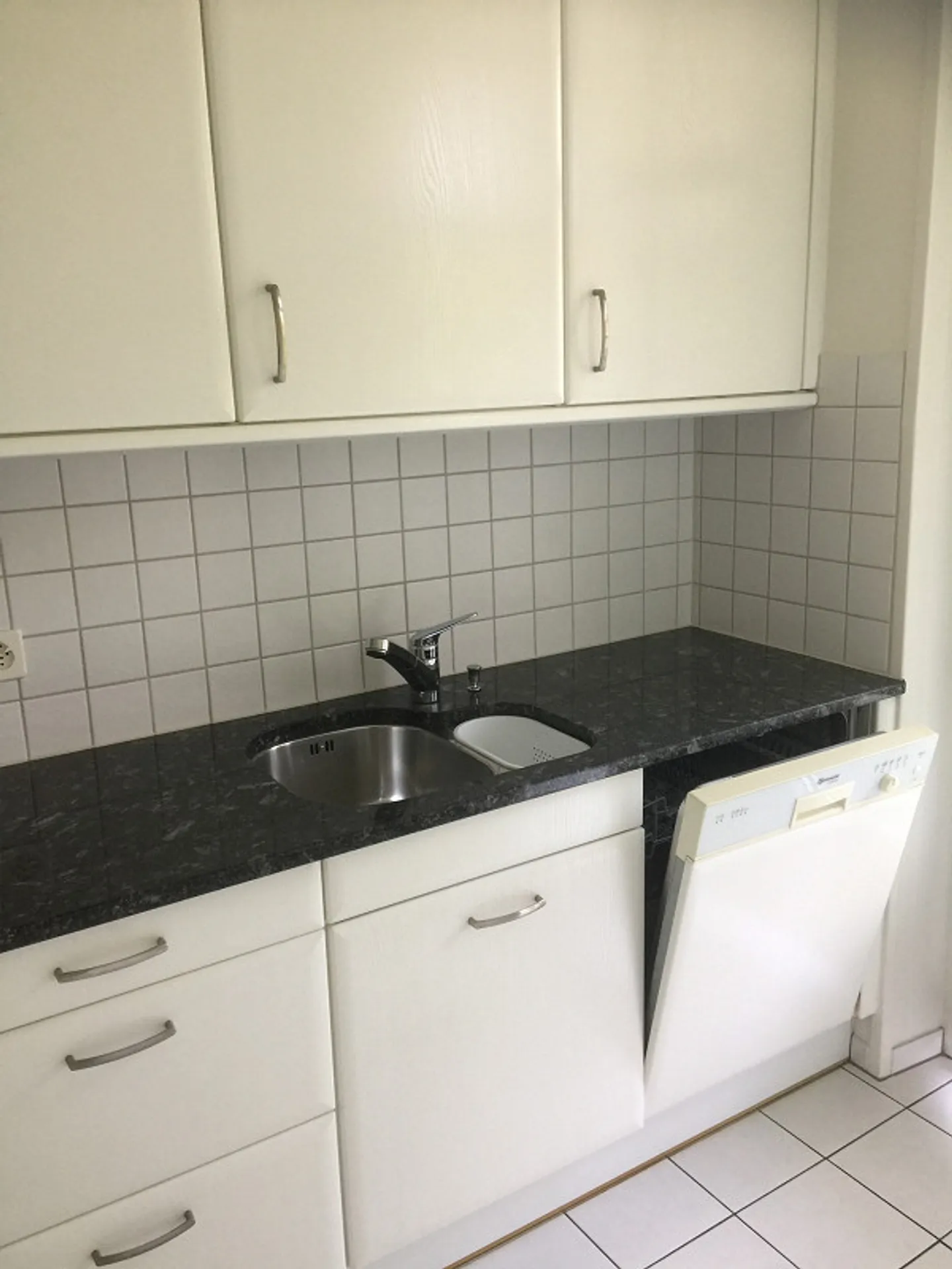 Looking for immediate subtenant for 3-room apartment in Gundeli - Photo 9 of 14