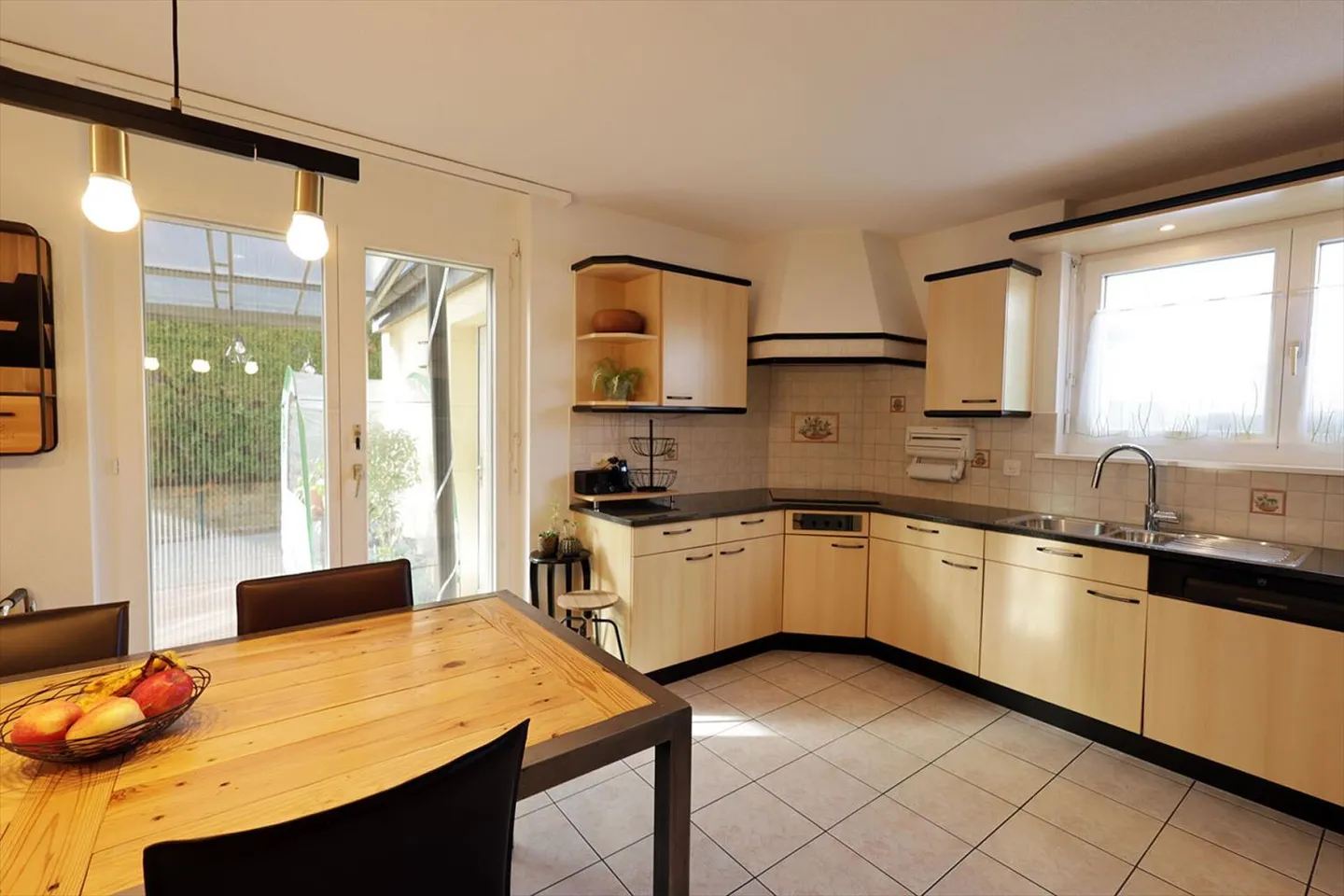 Geräumige 6-Zimmer-Villa mit klassischer Architektur - Foto 11 von 13