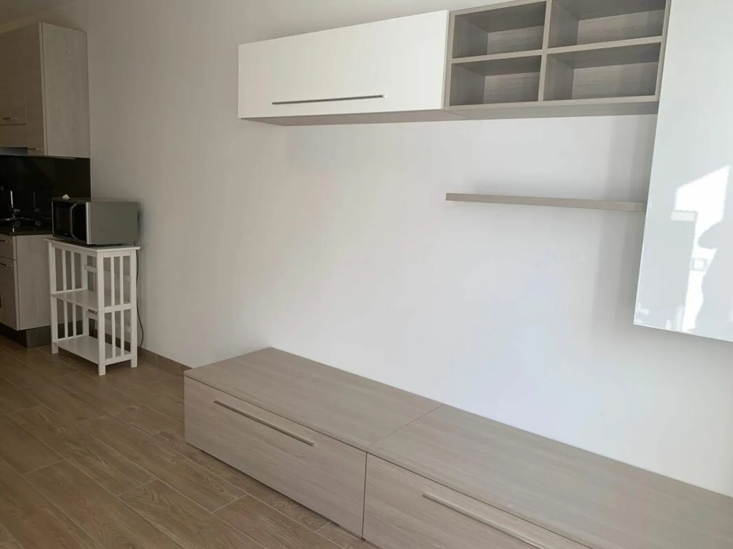 Luminoso monolocale arredato vicino EOC - Foto 6 di 8