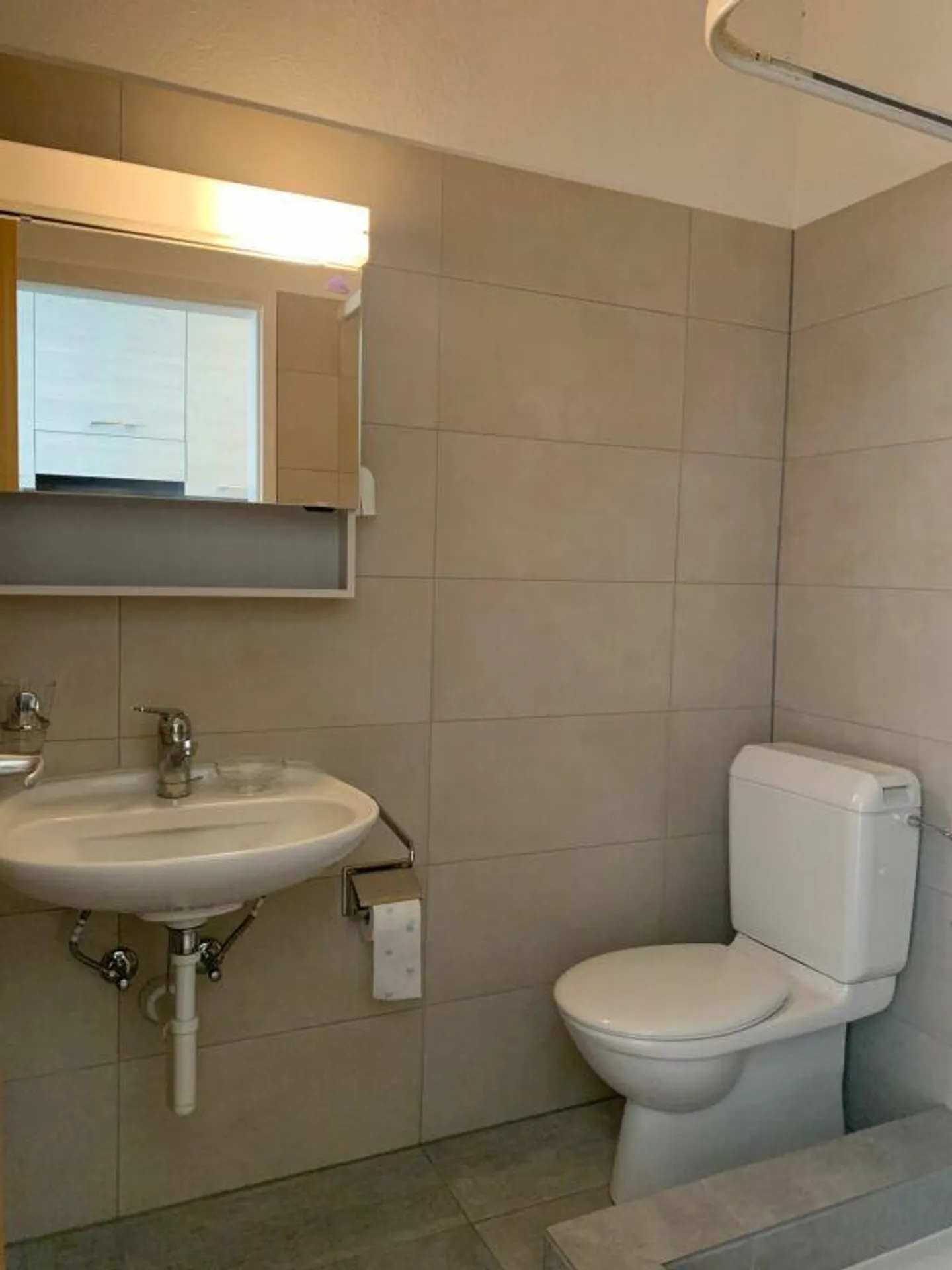 Luminoso monolocale arredato vicino EOC - Foto 7 di 8